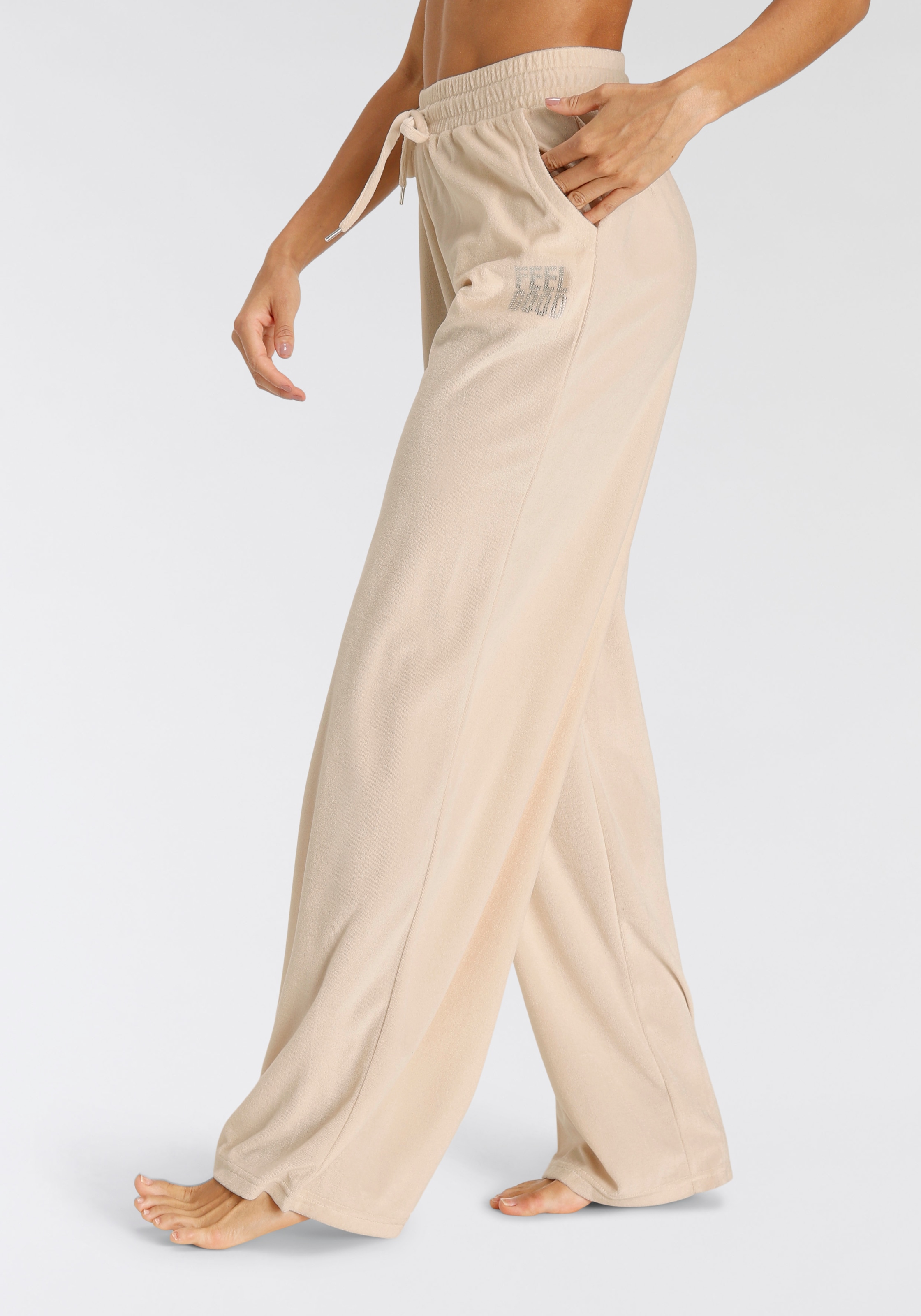 Vivance Nickihose  mit glänzendem Schmucksteinchen Wording