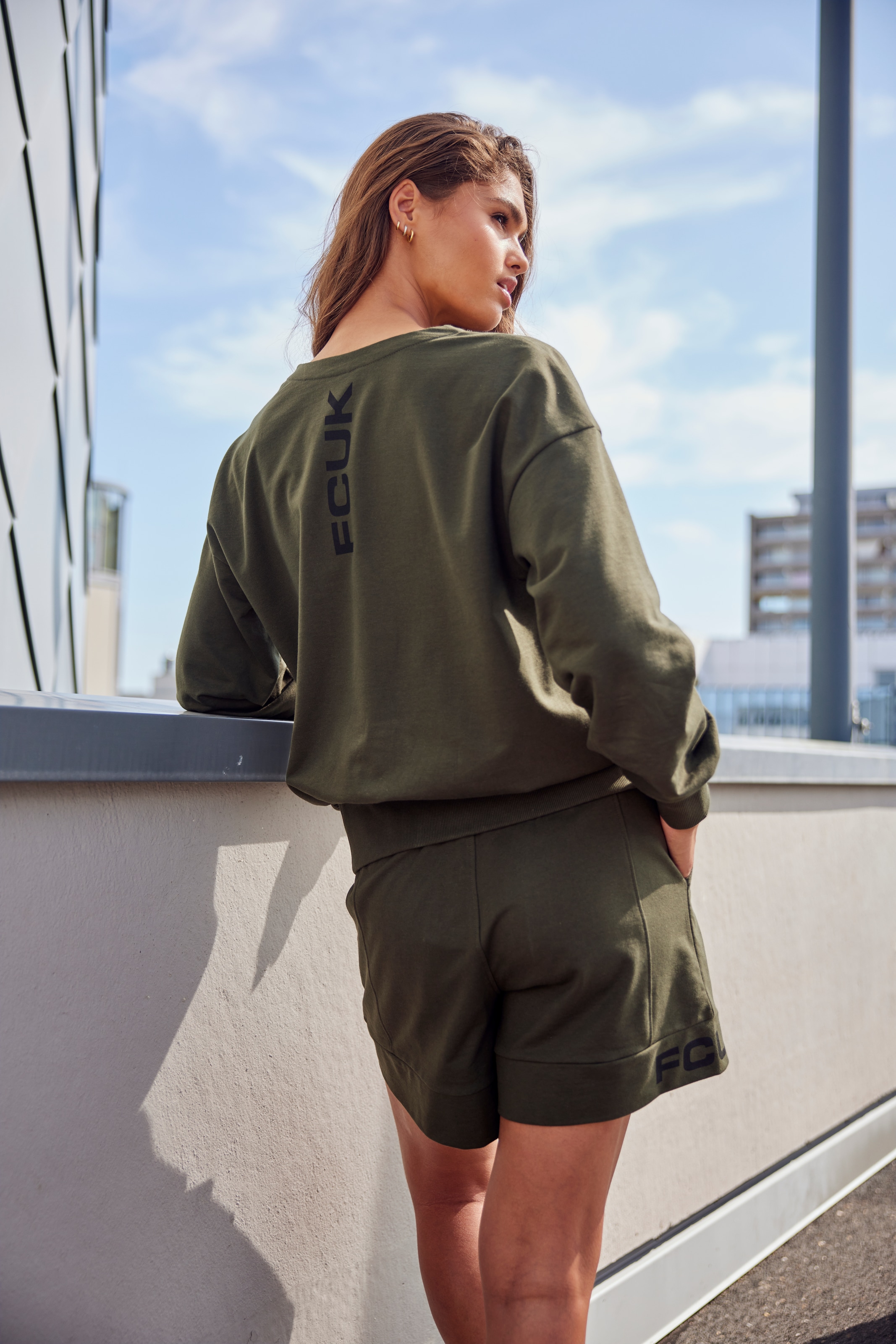 FCUK Sweatshirt, (1 tlg.), Sweatshirt mit V-Ausschnitt und großen Rückenprint, Loungeanzug