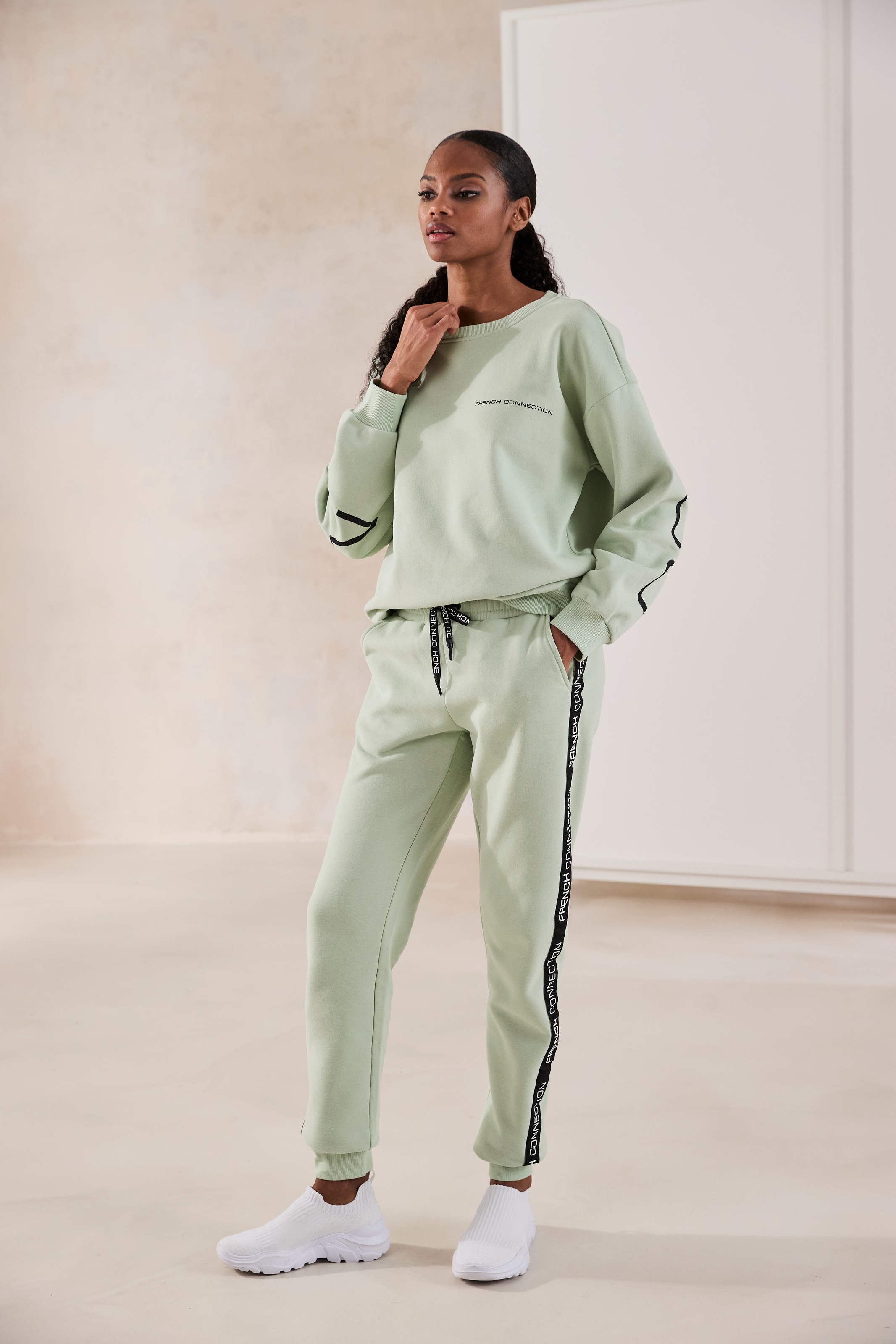 French Connection Sweathose, mit seitlichen Kontraststreifen und Logodruck