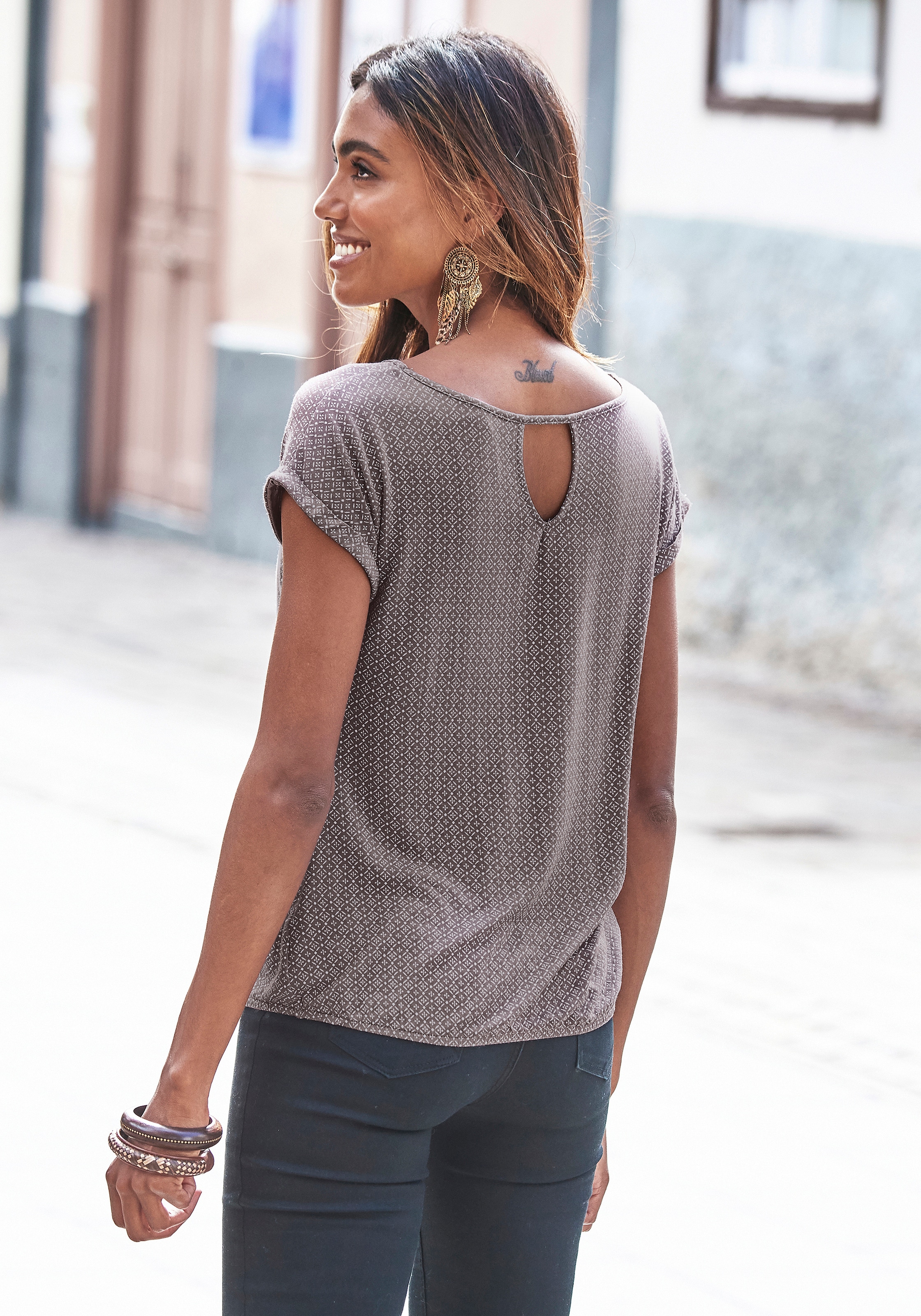 LASCANA Kurzarmshirt »mit modischem Cut-Out«, (2er-Pack), aus weichem Viskose-Stretch