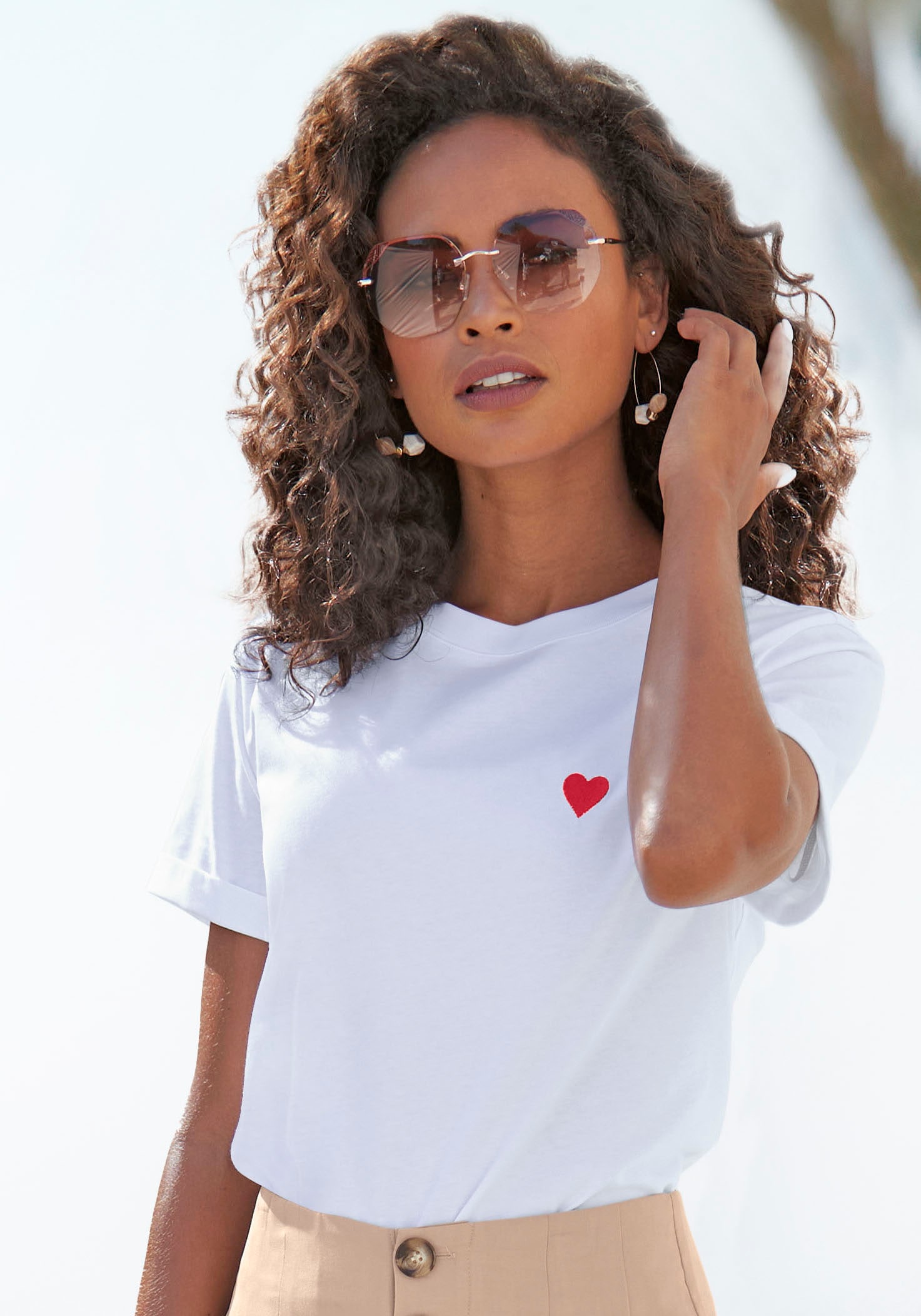 LASCANA T-Shirt, mit süßer Herz-Stickerei, Kurzarmshirt aus Baumwolle