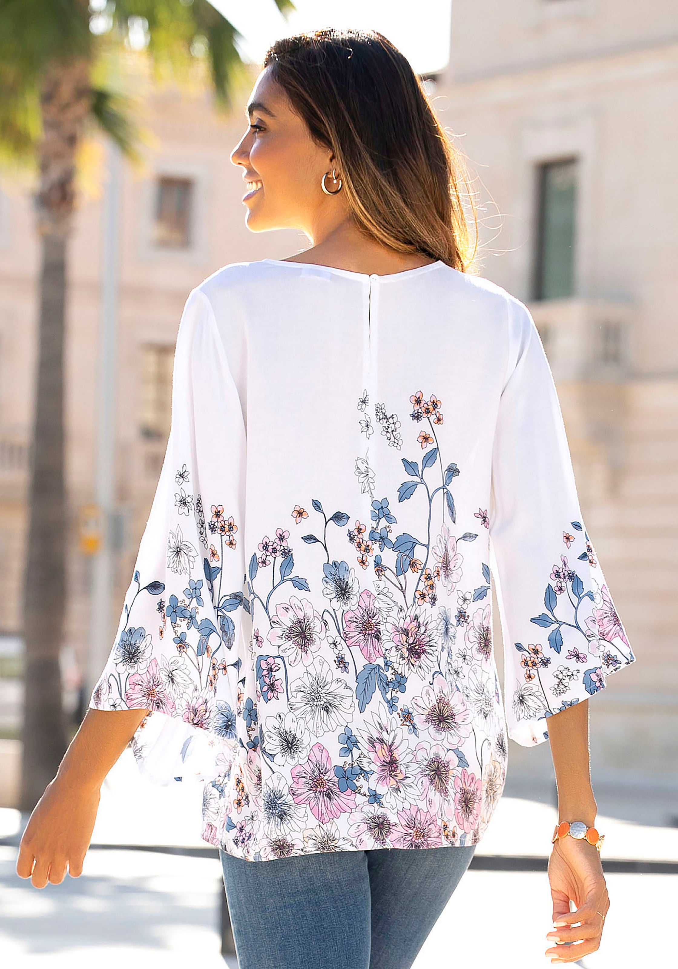 LASCANA Schlupfbluse, mit Blumenprint und Trompetenärmeln, Blusenshirt, sommerlich