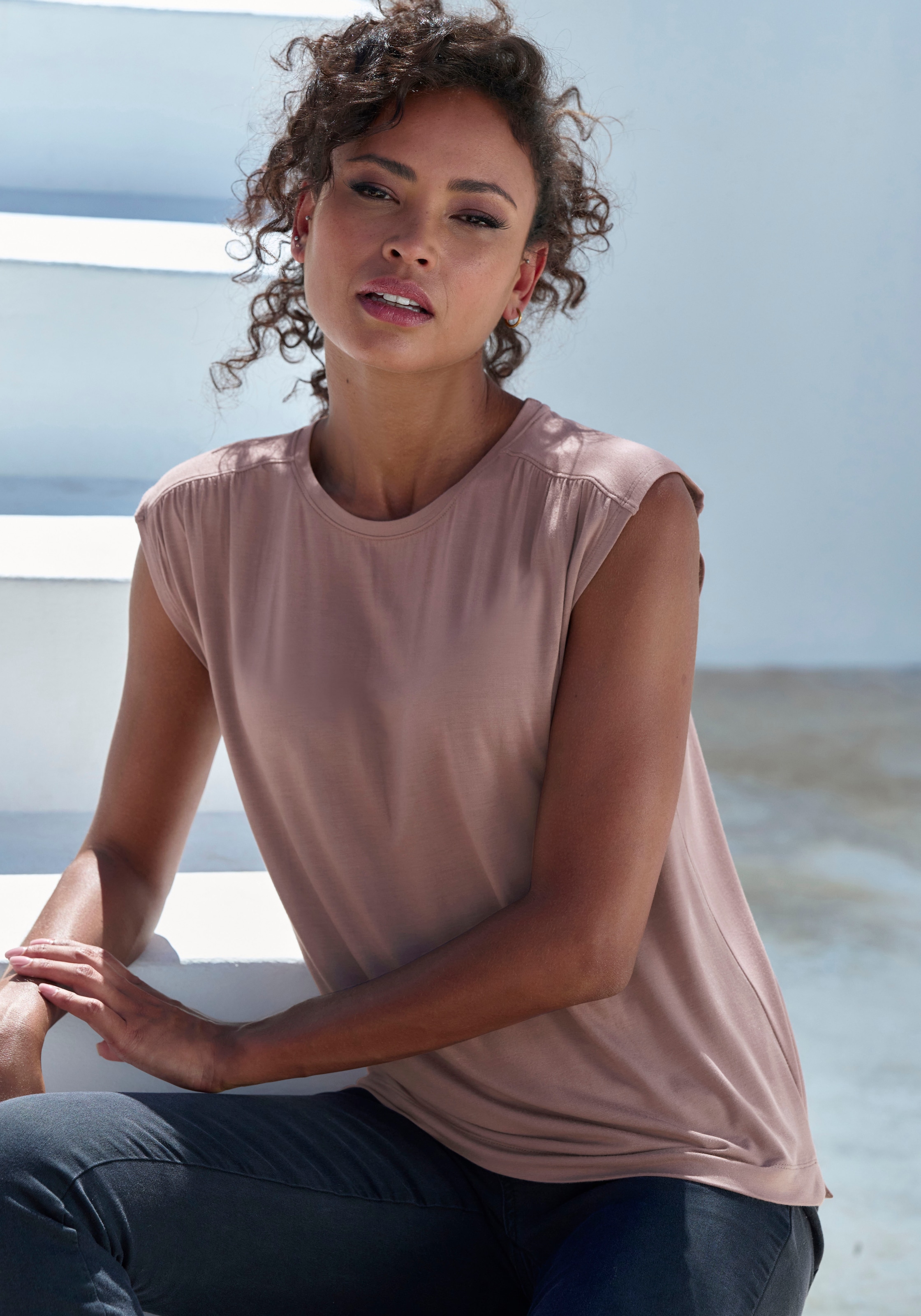 LASCANA Shirttop »mit Schulterraffung«, aus weichem Viskose-Stretch