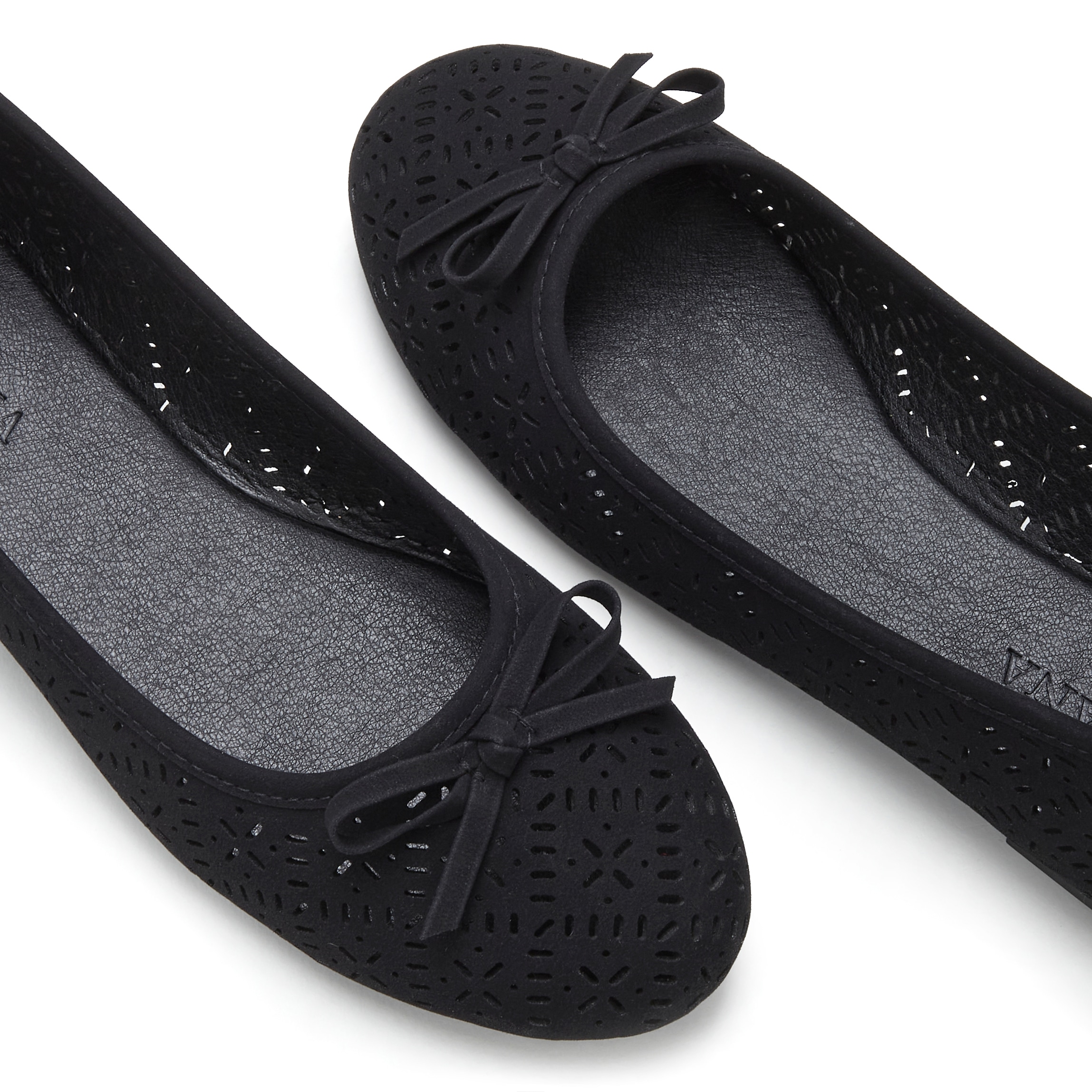 LASCANA Ballerina, Freizeitschuh, Slipper, Halbschuh mit kleinen Cut-Outs VEGAN