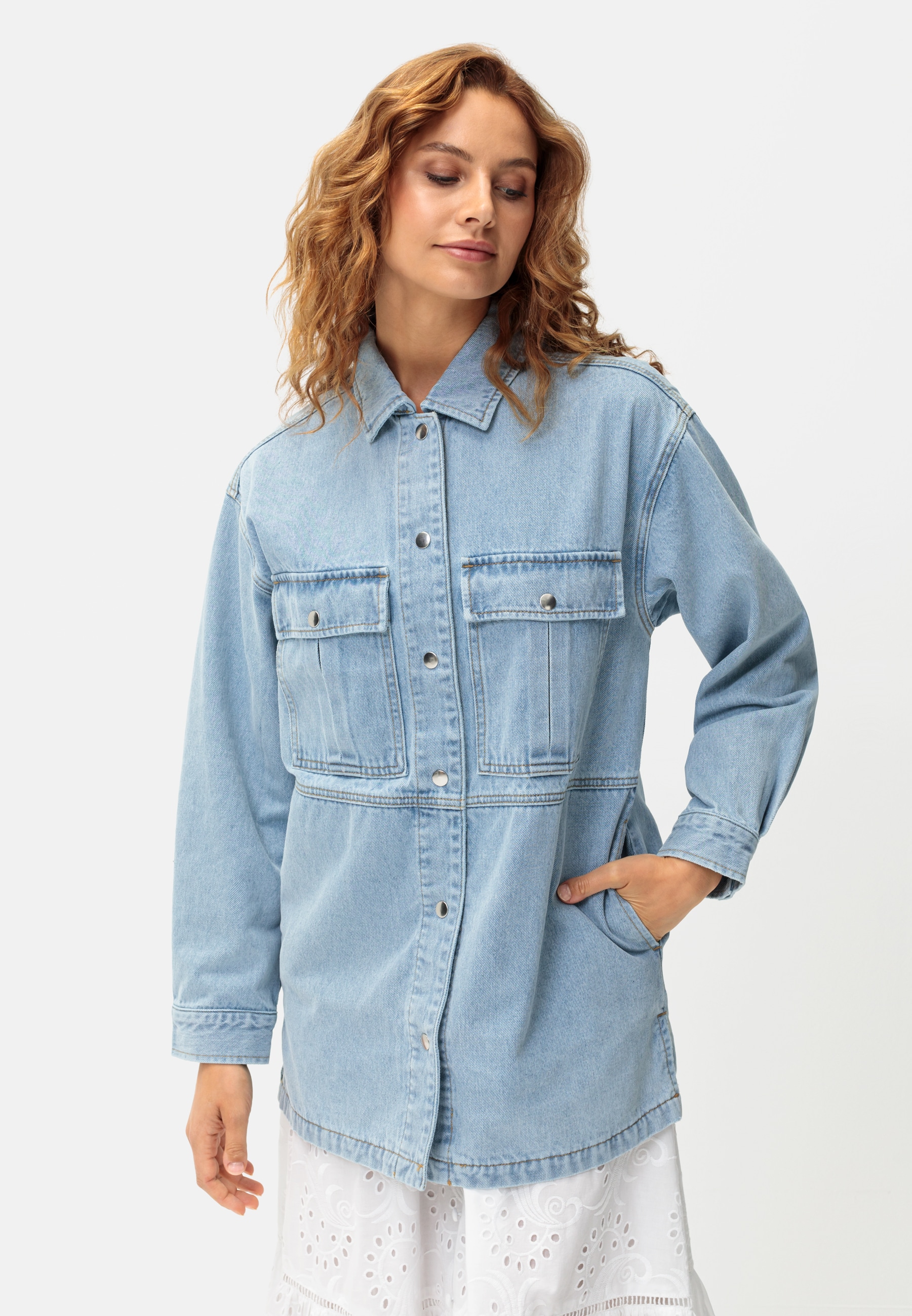 LASCANA Jeansjacke, mit seitlichen Schlitzen