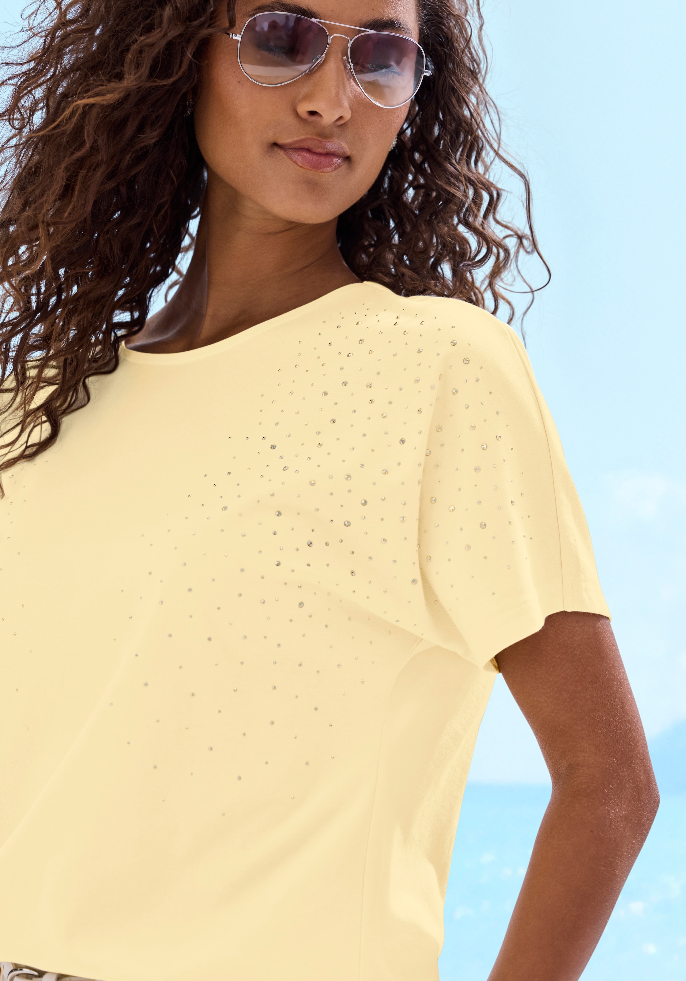 LASCANA Kurzarmshirt »mit Glitzersteinen« aus weichem Baumwoll-Viskose-Jersey, sommerlich leicht