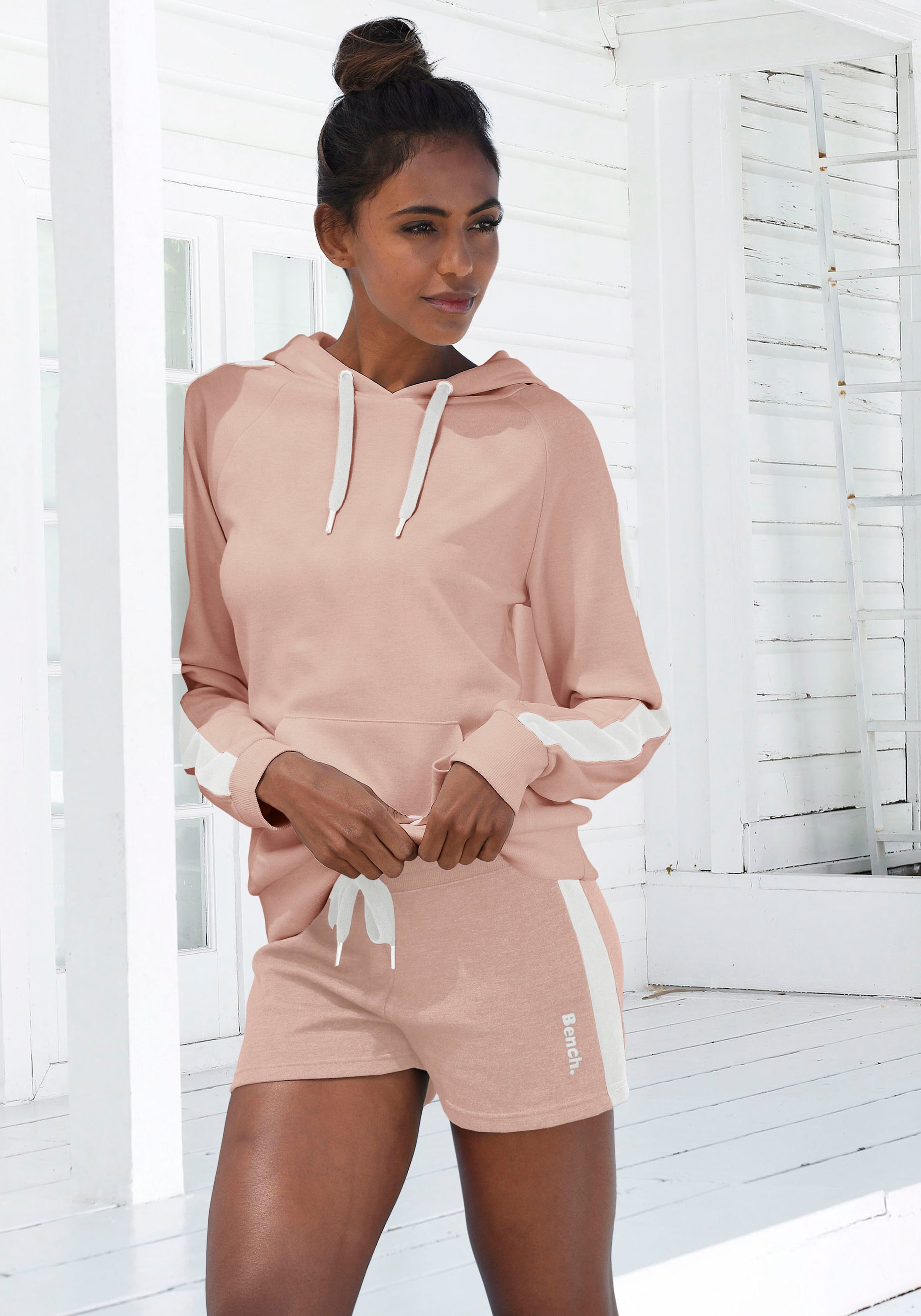 Bench. Loungewear Kapuzensweatshirt, mit Seitenstreifen und Kängurutasche, Loungewear