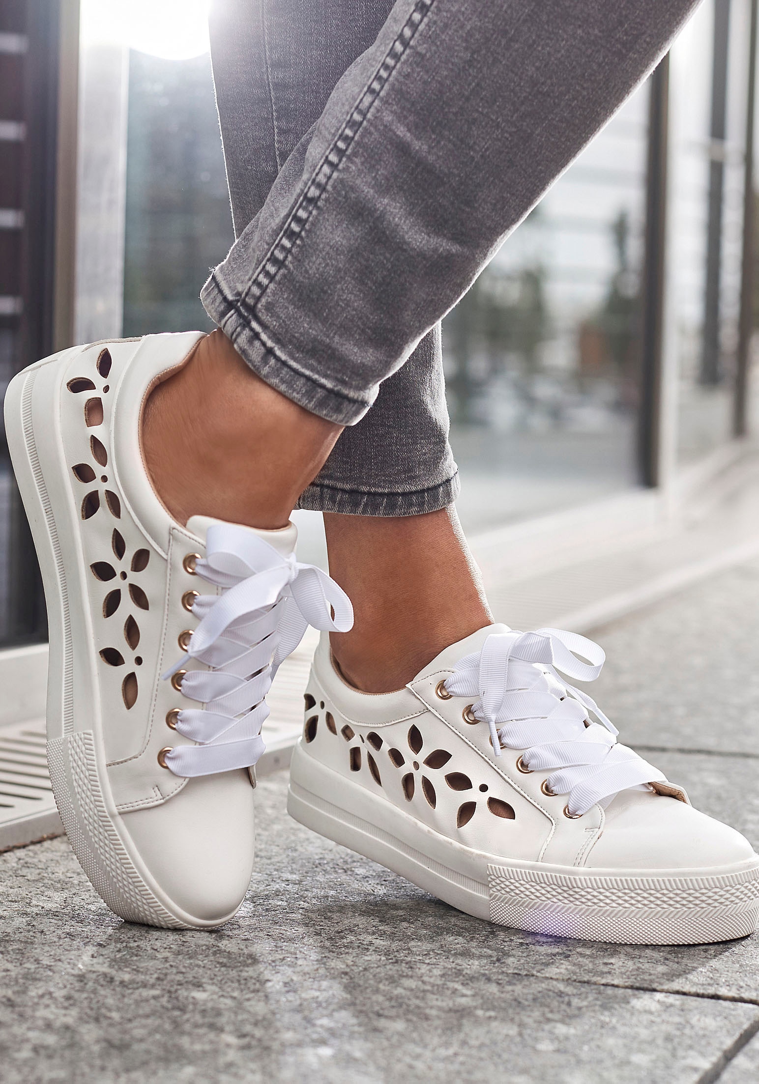 LASCANA Sneaker, mit kleinen Cut-Outs, Schnürhalbschuhe, Freizeitschuhe VEGAN