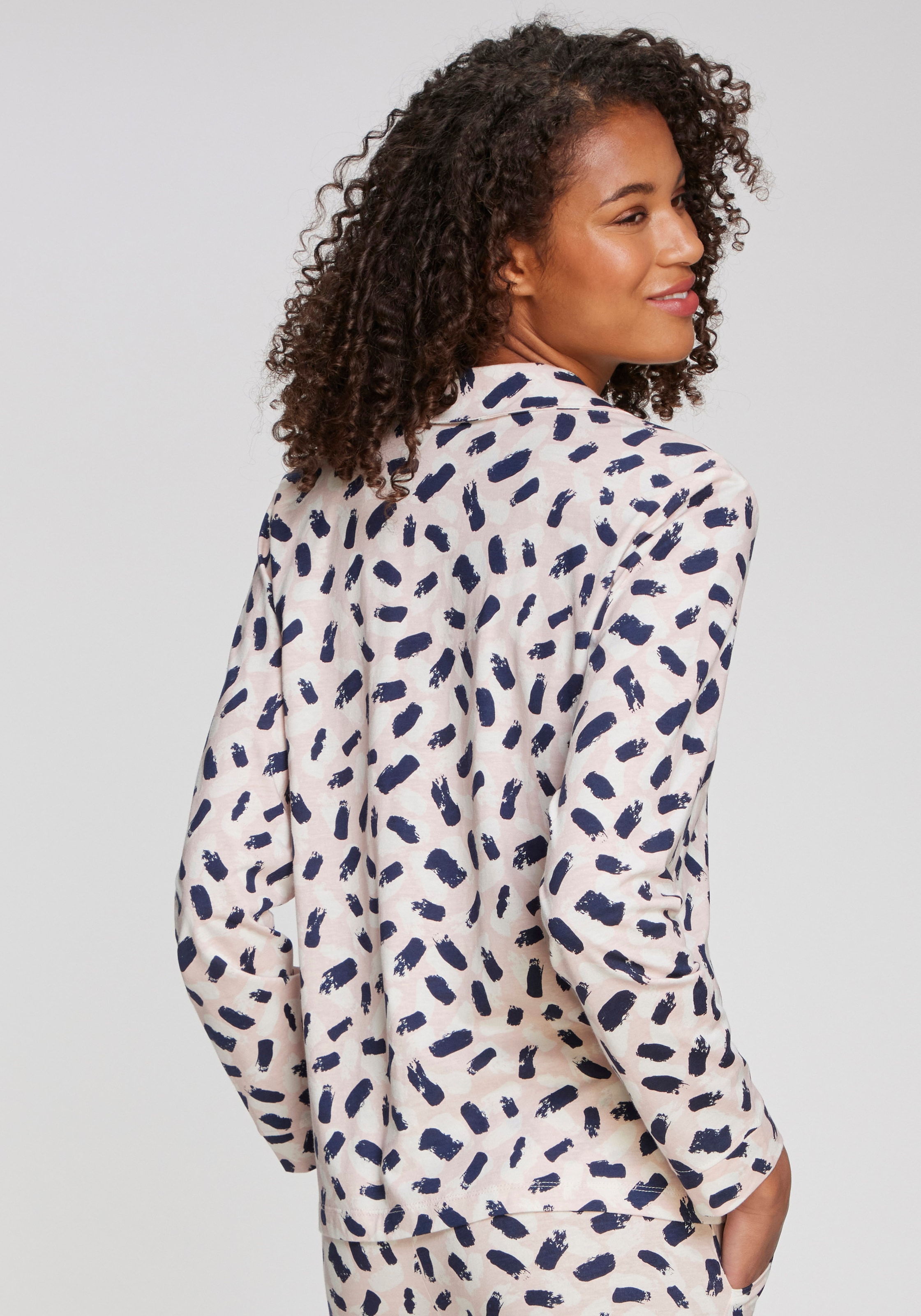 s.Oliver Pyjamaoberteil mit schönem Alloverdruck