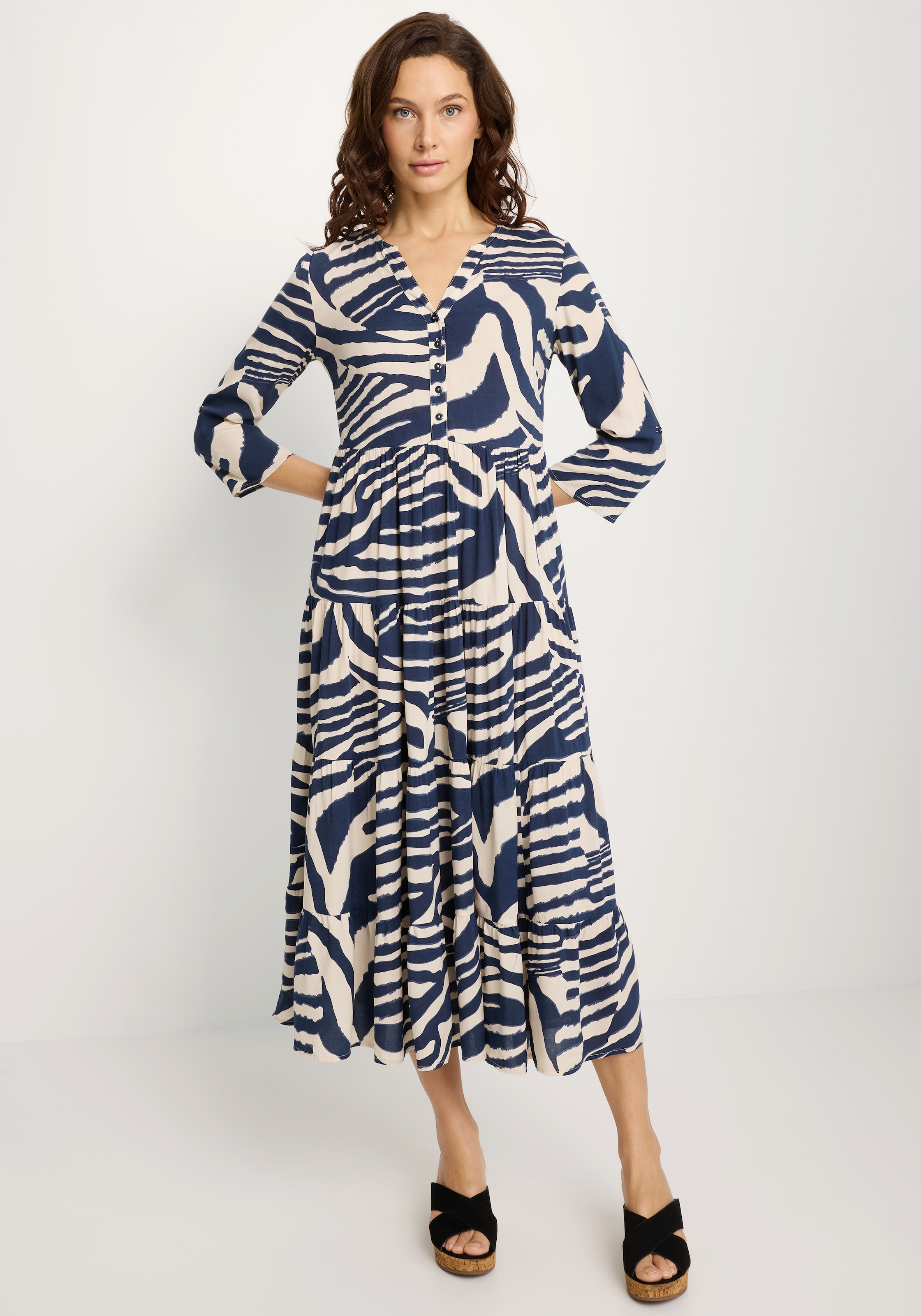 LASCANA Maxikleid »mit Animalprint und kurzer Knopfleiste aus Webware, 3/4-Ärmel« Ohne Taschen Sommerkleid in lockerer Passform, Kaftankleid mit weitem Rockteil