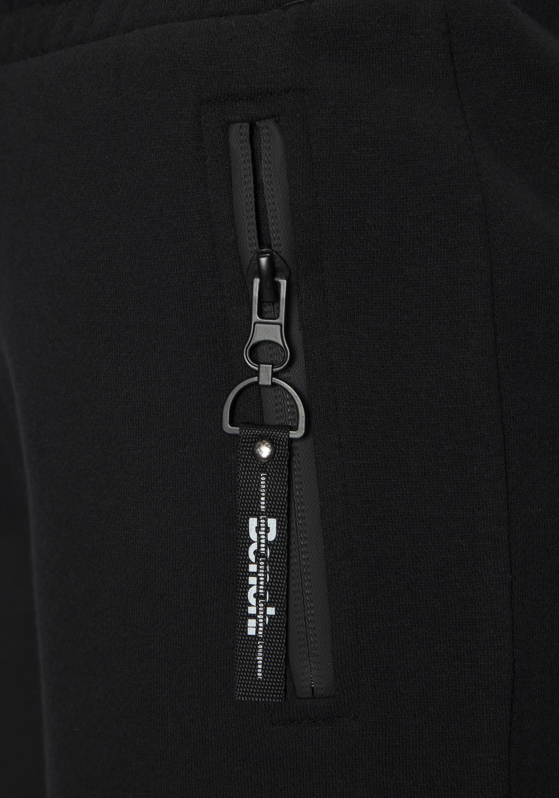 Bench. Loungewear Sweatshorts  mit seitlichen Schlitz und Reißverschlusstaschen, Loungewear