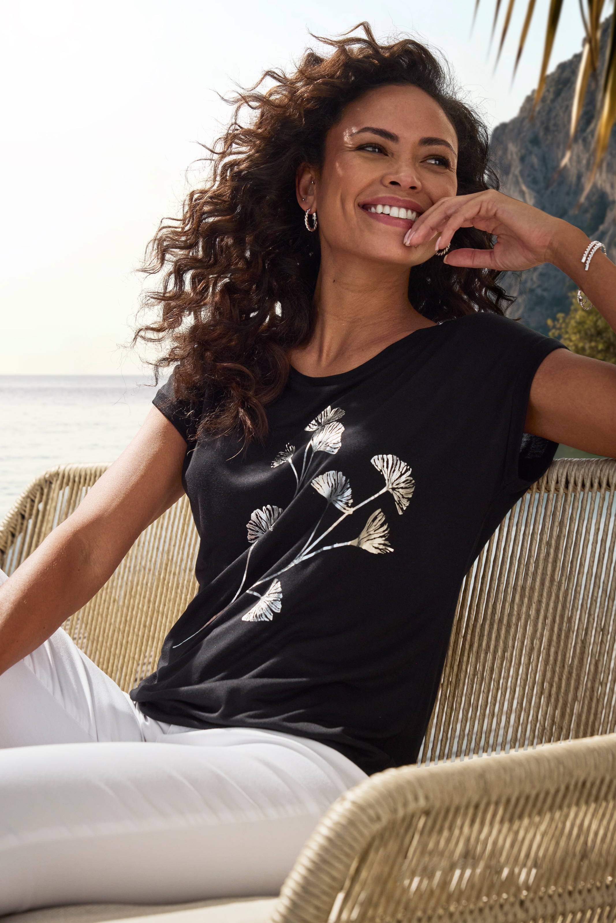 Vivance Kurzarmshirt »mit schimmerndem Blumenprint«, aus elastischer Viskose-Qualität