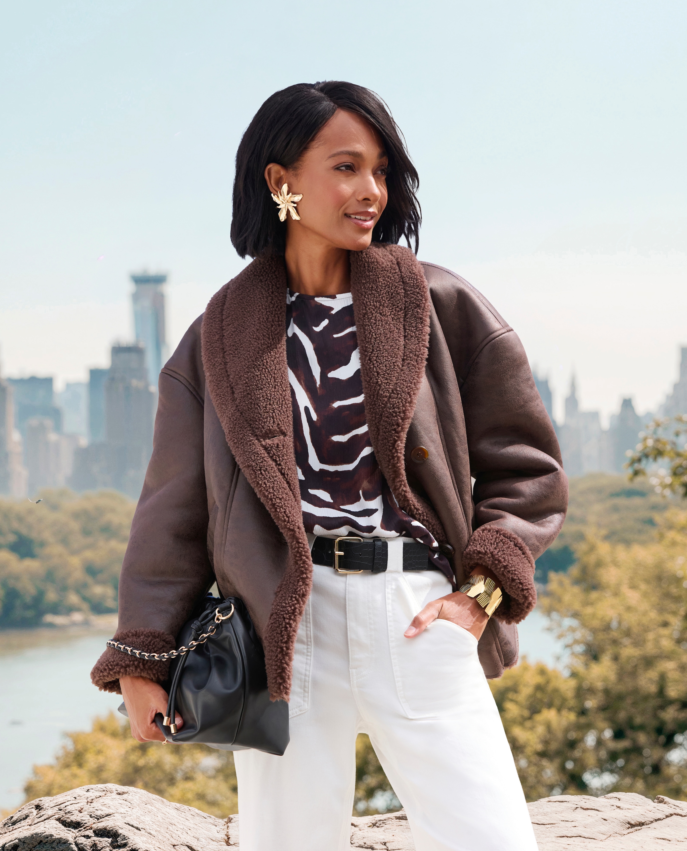 LASCANA Lederimitatjacke »mit weichem Teddyfutter und Knopfleiste« Kuschelige Übergangsjacke, Herbstjacke aus Kunstleder, Lammkunstfell
