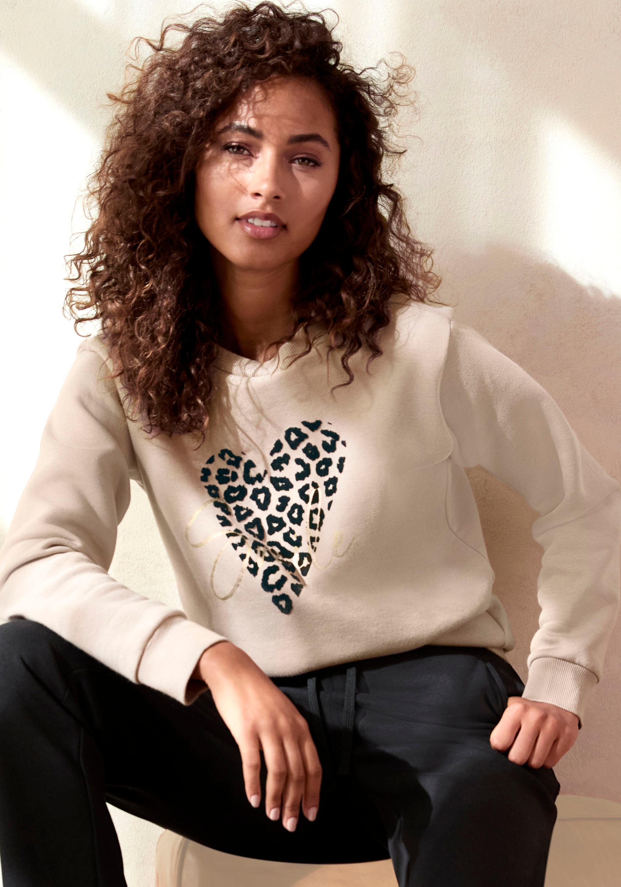 LASCANA Sweatshirt, Loungehirt mit Herz-Leo-Druck, Loungewear