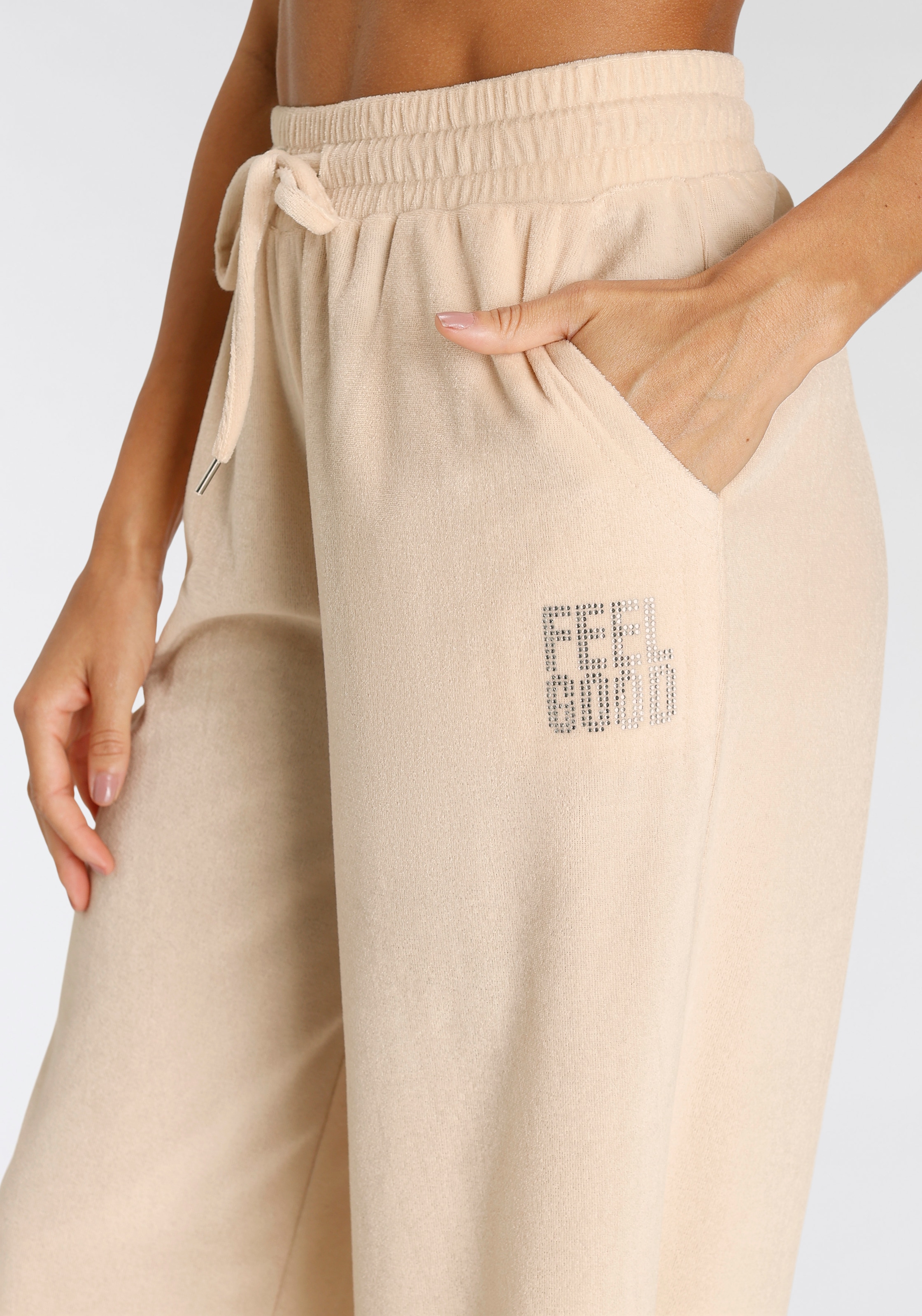 Vivance Nickihose  mit glänzendem Schmucksteinchen Wording