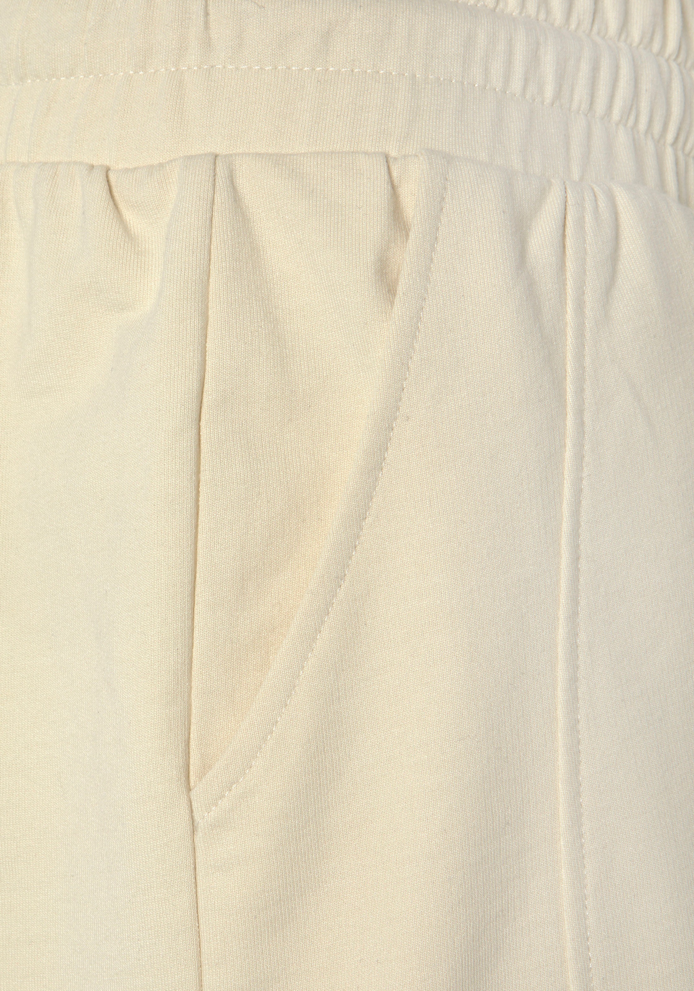 FCUK Sweatshorts, mit Längsteilungsnaht und Logoschriftzug, Loungewear