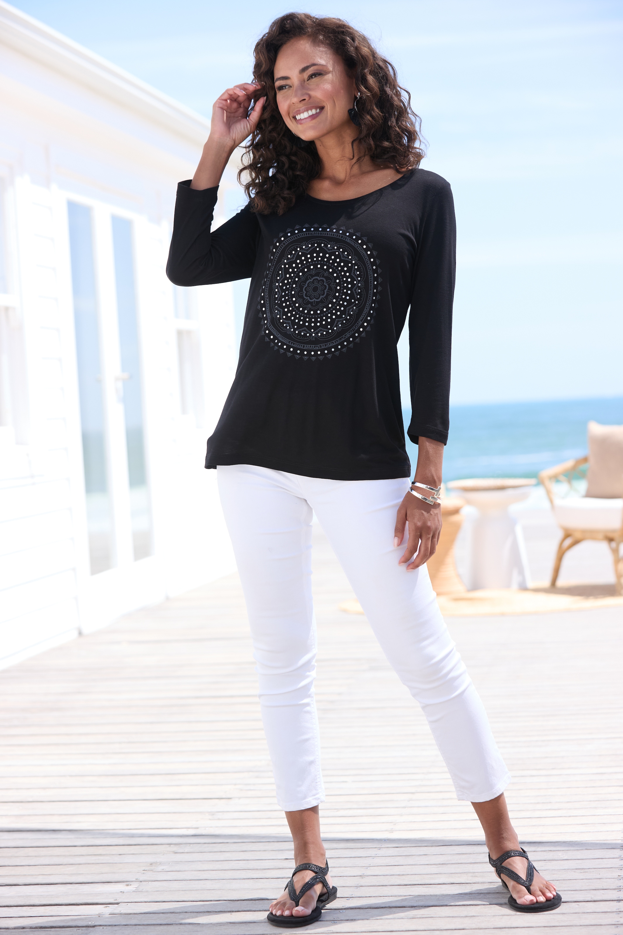 LASCANA Rundhalsshirt mit glänzendem Print