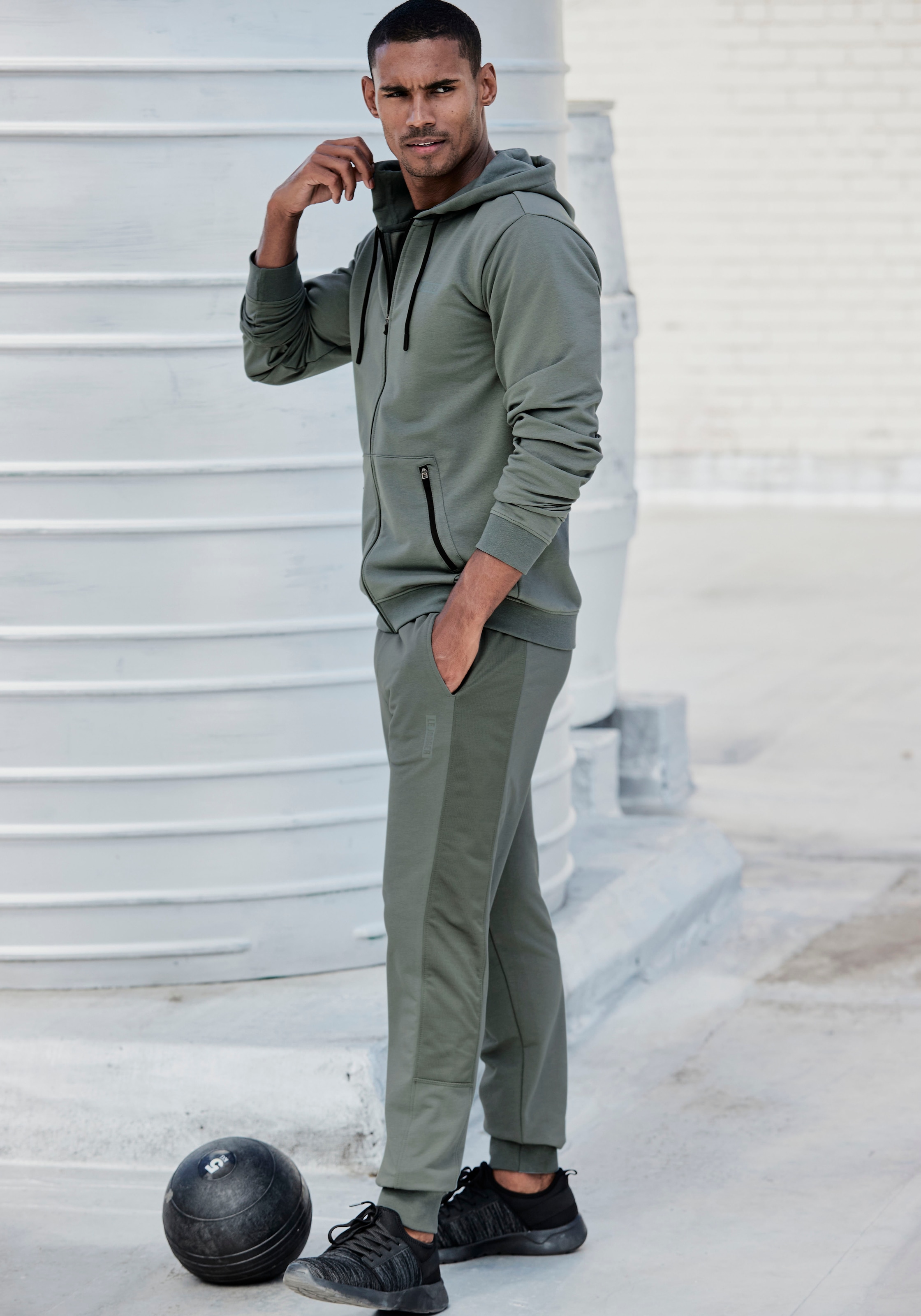 le jogger® Sweatpants, mit farblichen Einsatz und Reißverschlusstaschen