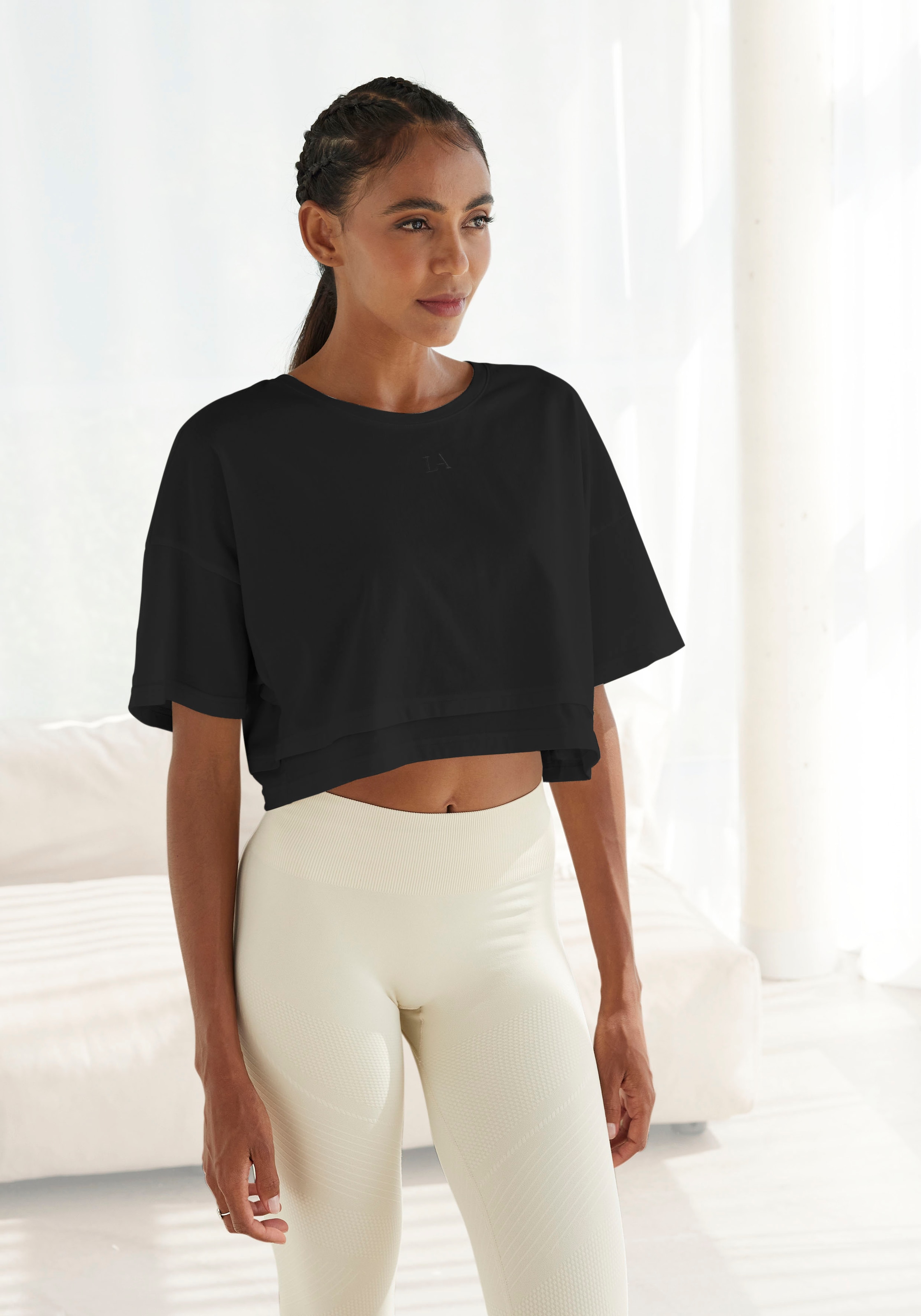 LASCANA Kurzarmshirt, mit kastigem Schnitt und Lagen-Look