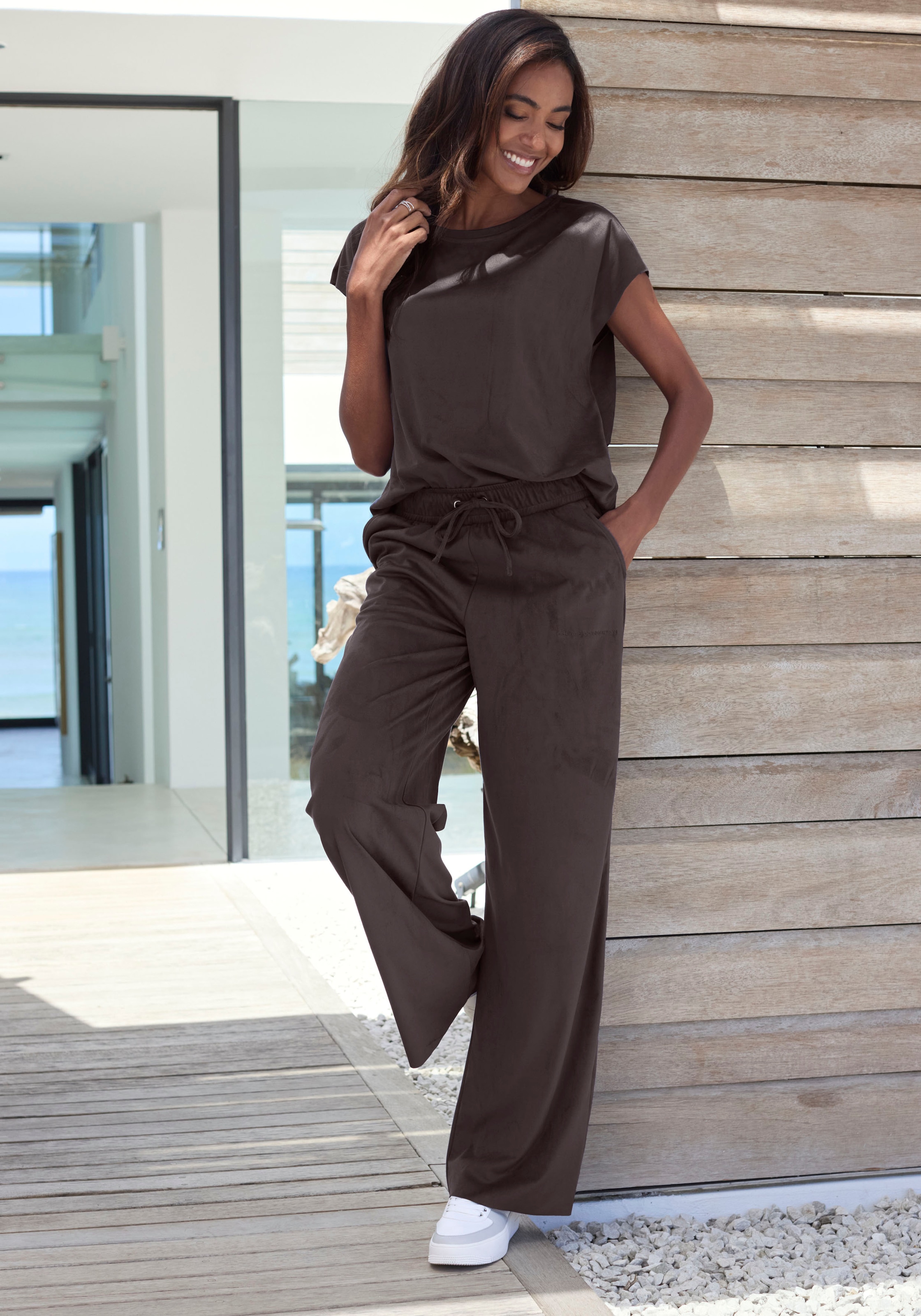 French Connection T-Shirt , aus Veloursleder-Imitat mit kleiner Stickerei, Loungewear
