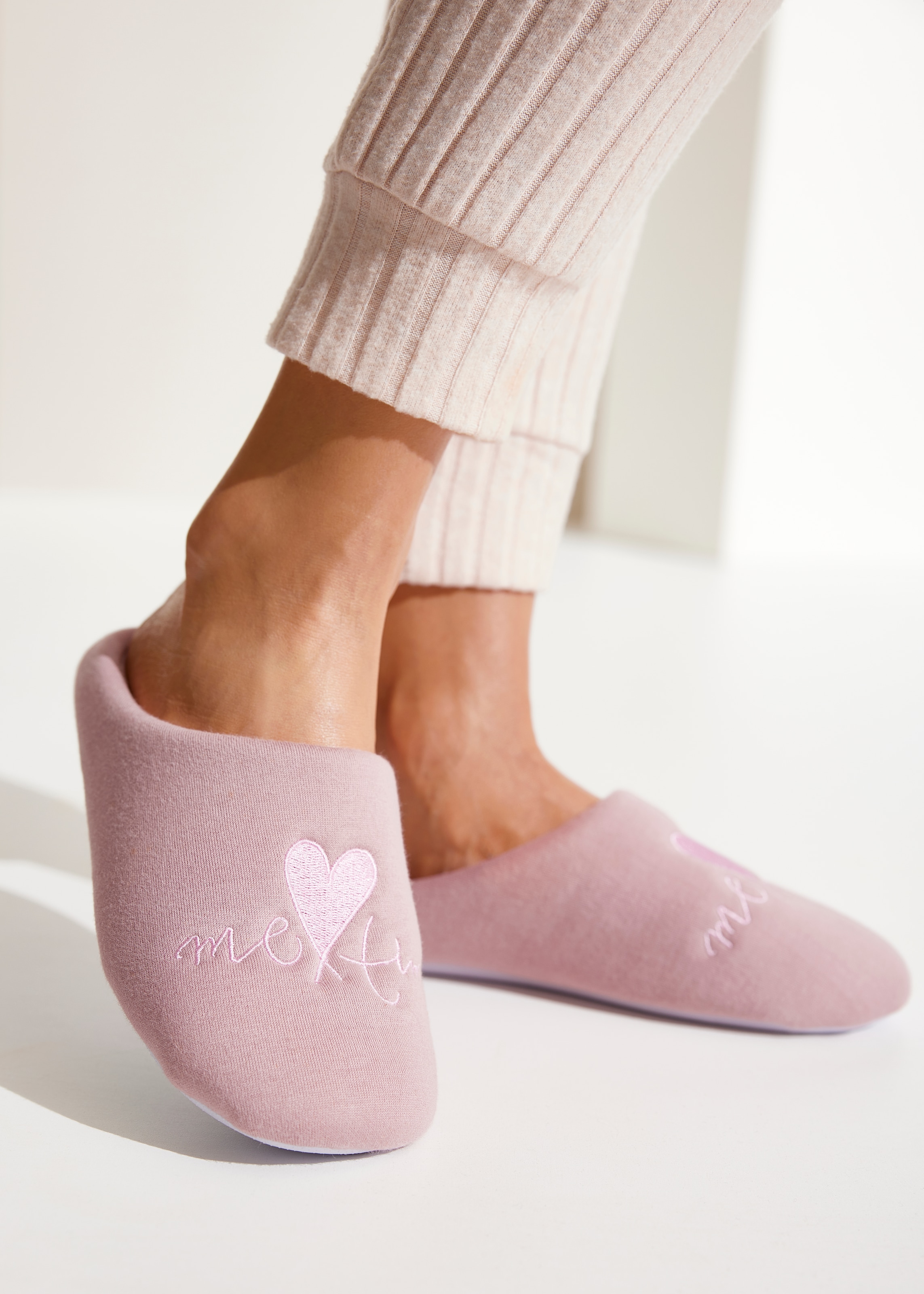 Vivance Pantolette »Hausschuh, Pantoffel, Clog,«, mit verspieltem Schriftzug VEGAN