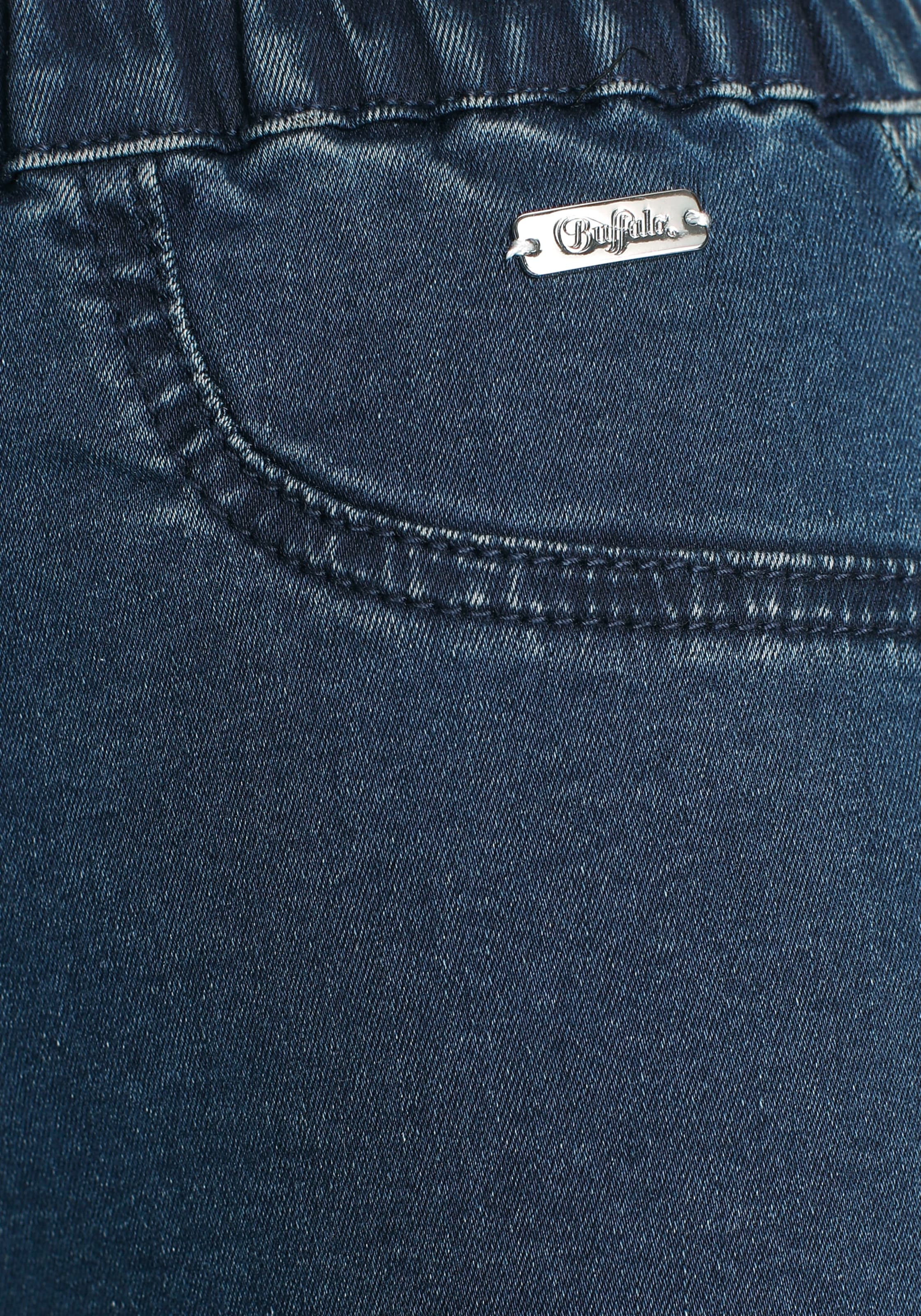 Buffalo Shorts, in elastischem Denim mit zwei Gesäßtaschen