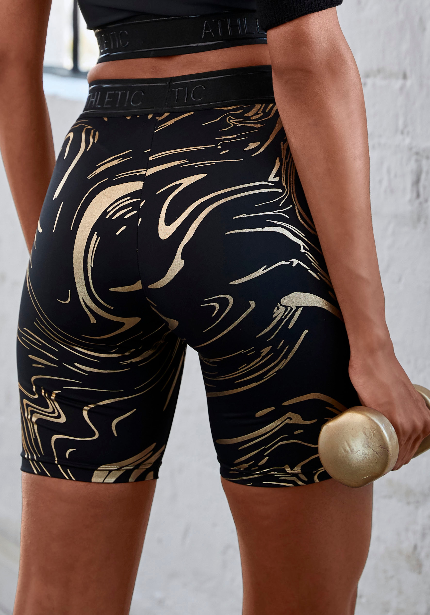 LASCANA ACTIVE Funktionsshorts, mit glänzendem 3D Schriftzug auf dem Bund