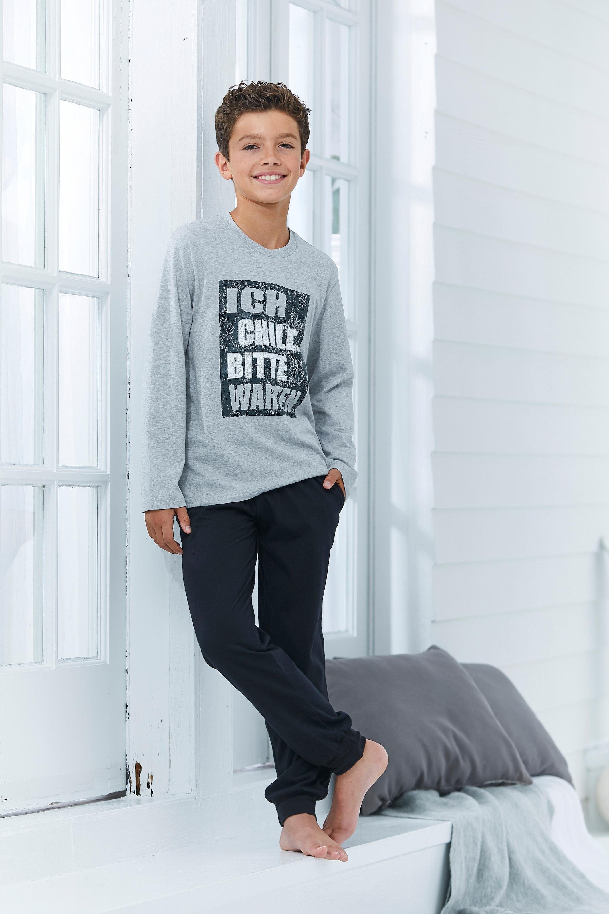 AUTHENTIC LE JOGGER Pyjama 1 Stück, 2 tlg. Schlafanzug mit Spruch "Ich chille bitte warten"