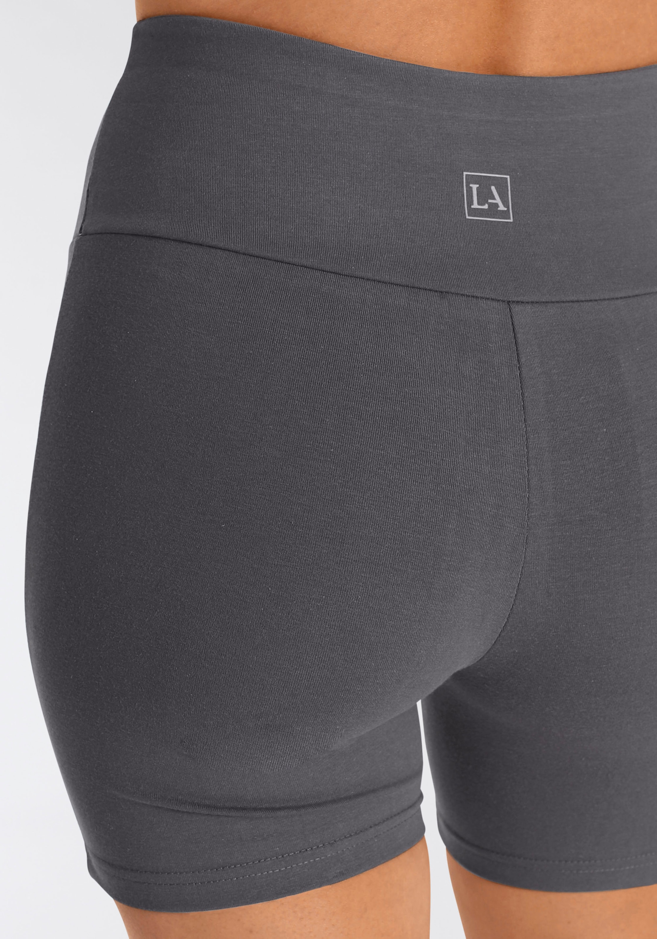 LASCANA Shorts, mit breitem Bündchen und Logodruck