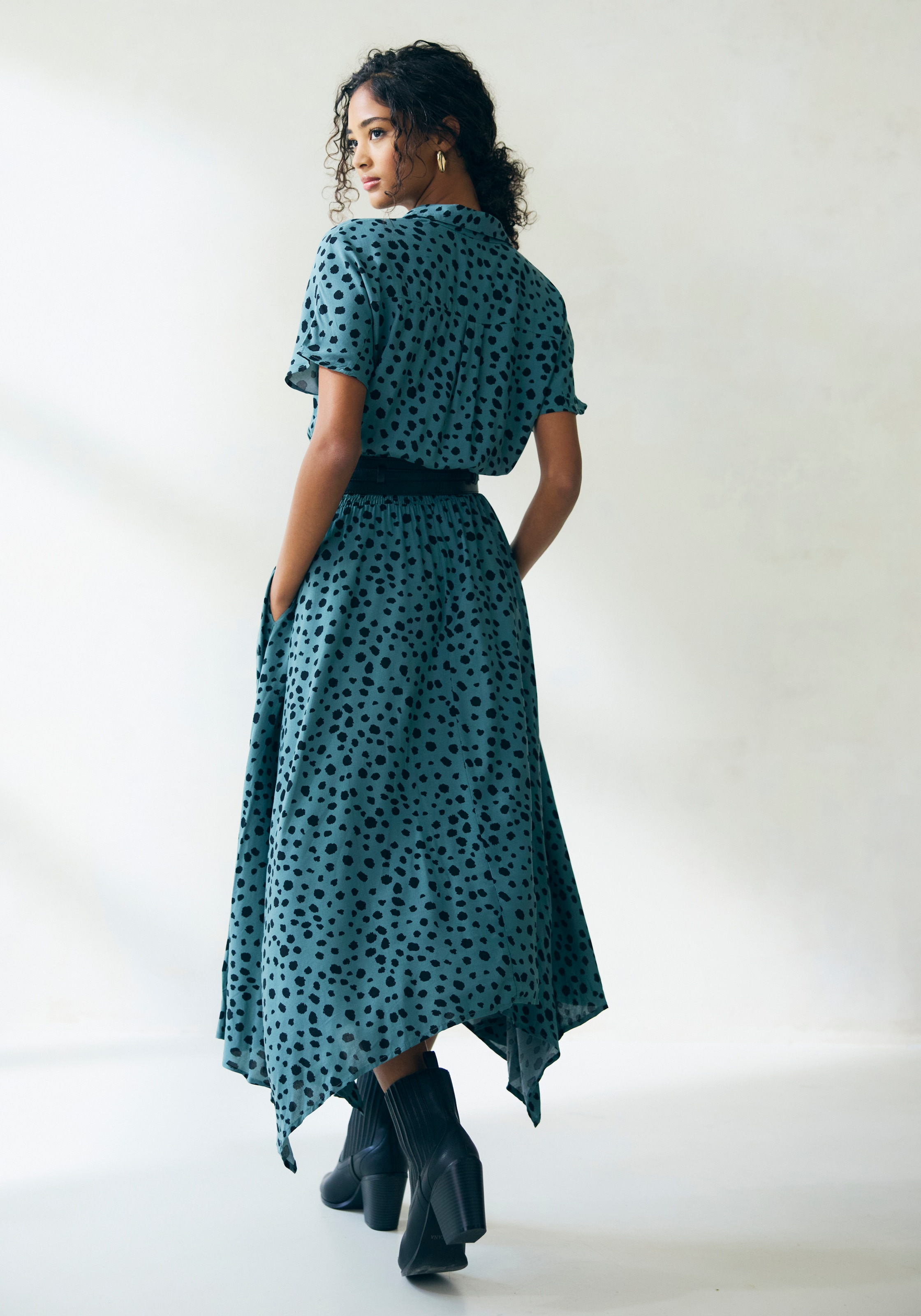LASCANA Druckkleid, mit Punktedruck und asymmetrischem Saum, Hemdblusenkleid, Midikleid