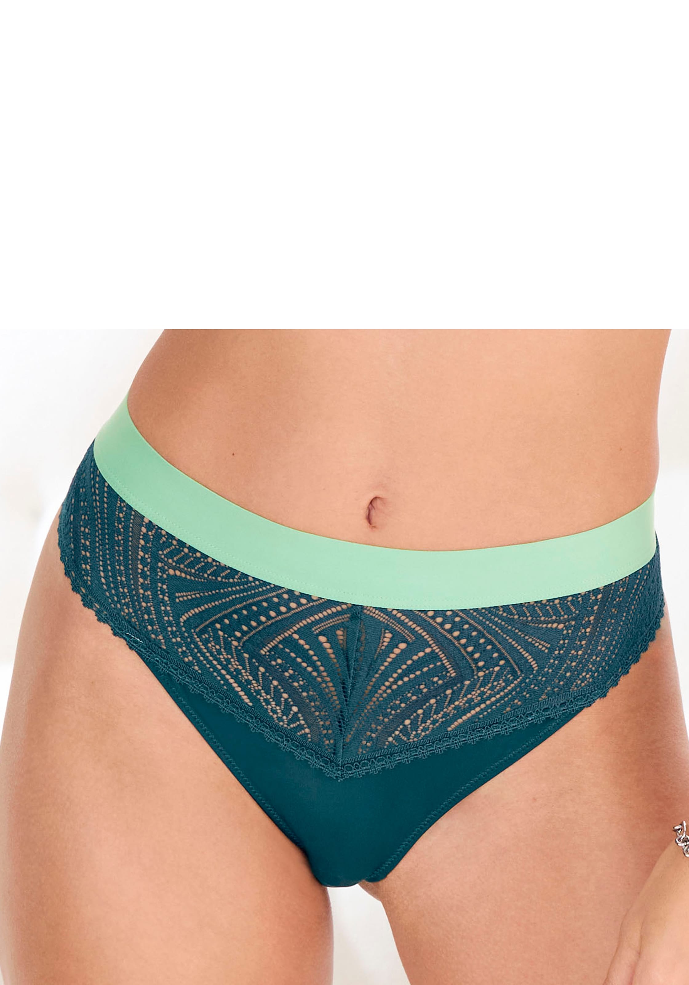 s.Oliver String »Clemence« mit modischem Bund und graphischer Spitze