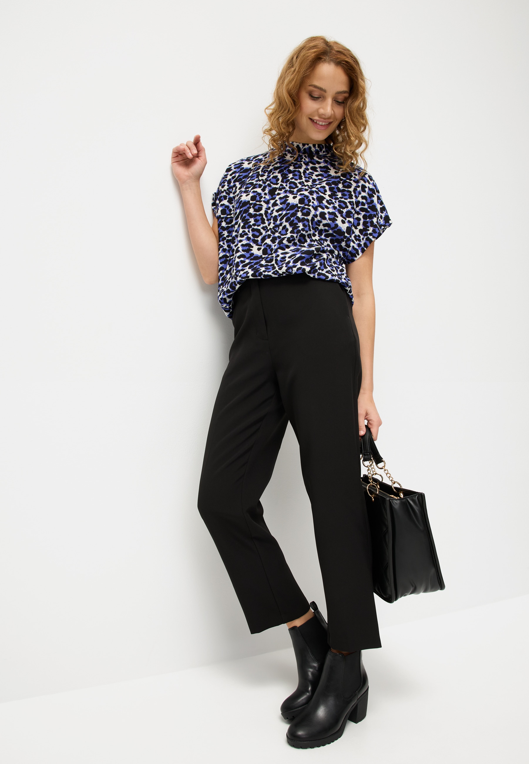 LASCANA Kurzarmbluse, mit Alloverdruck, Damenbluse, sportlich elegant