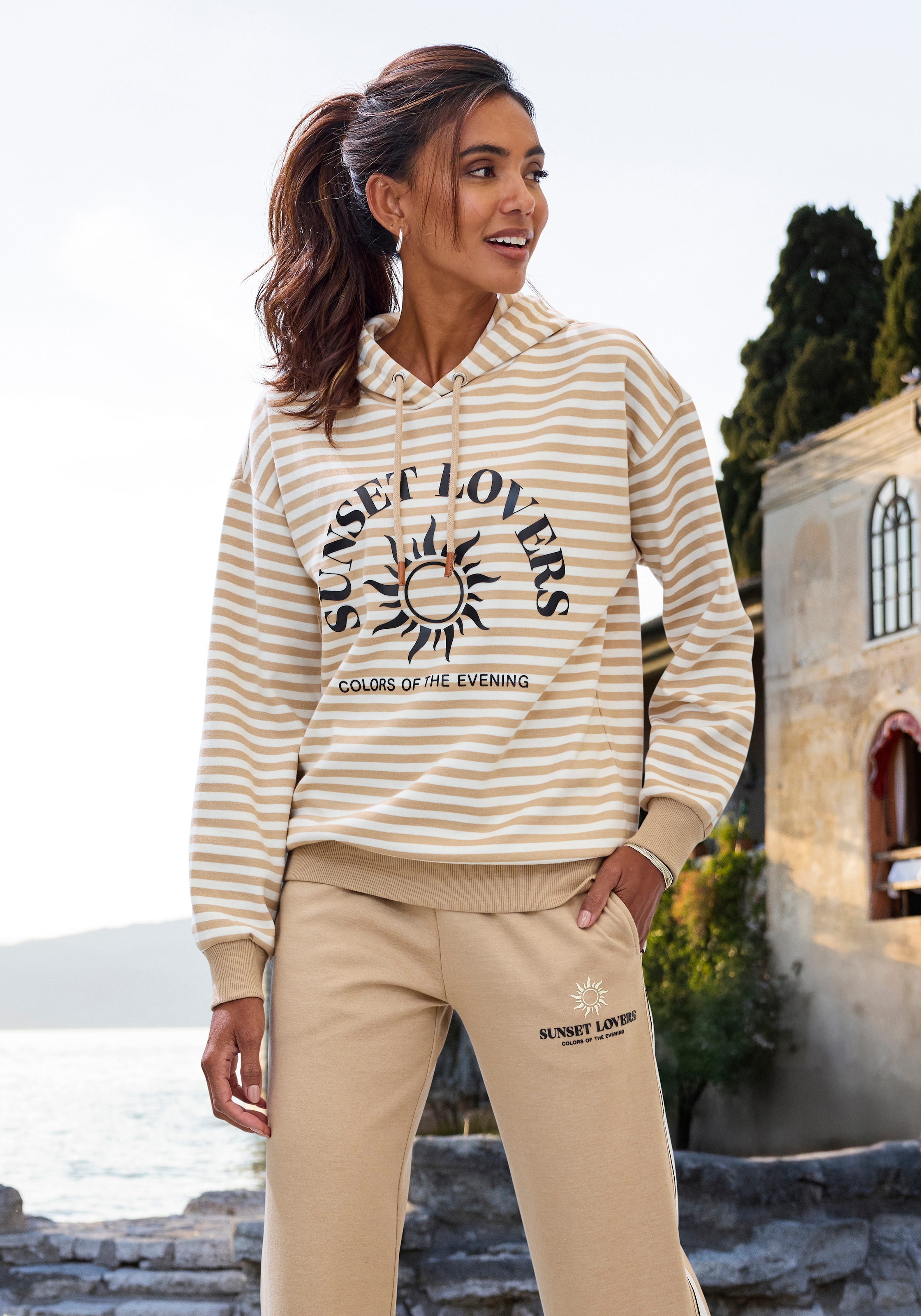 H.I.S Kapuzenpullover im Streifenlook mit großen Print, Loungewear