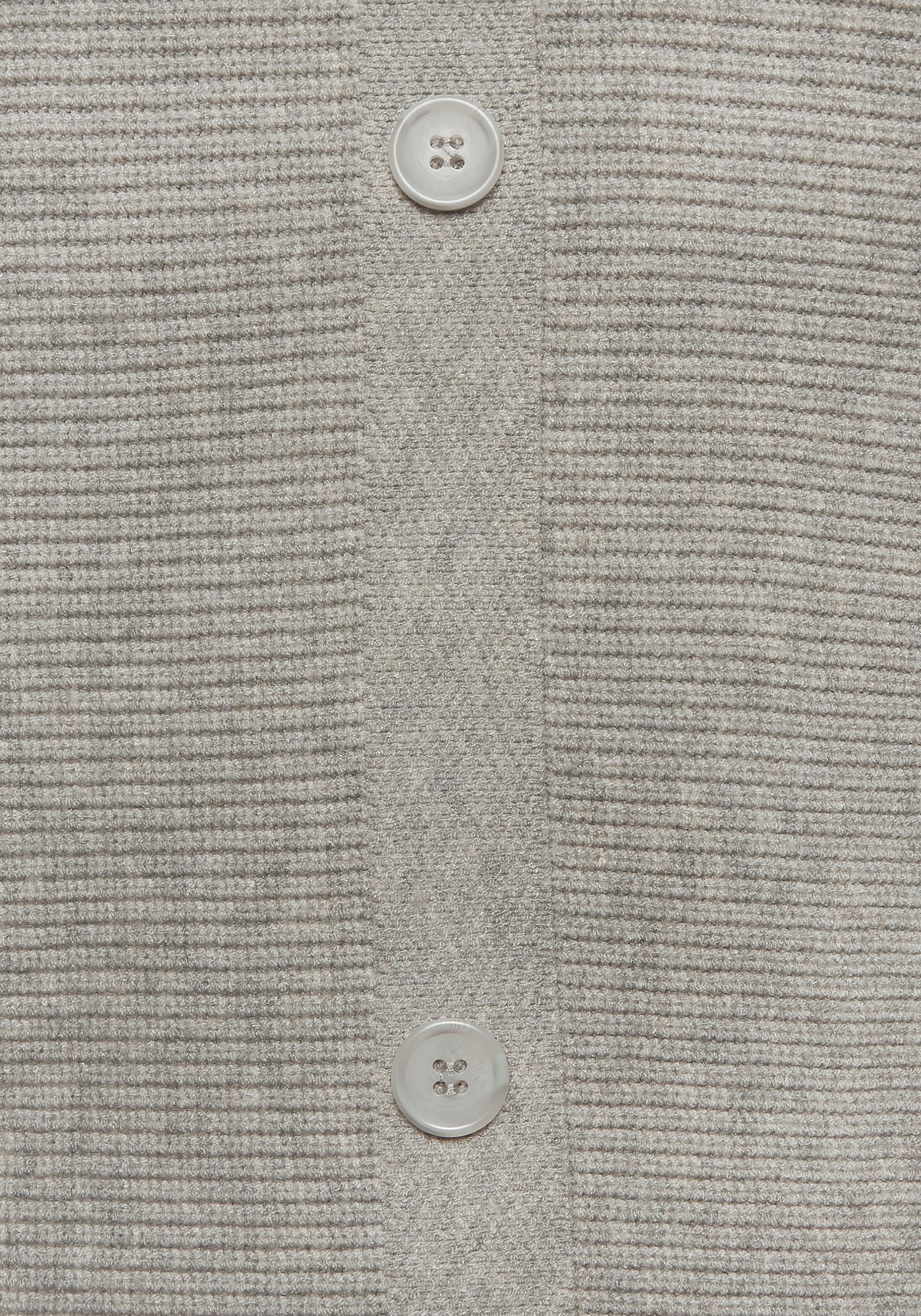 LASCANA Rundhalspullover, mit Zierknöpfen hinten, lockerer Strickpullover