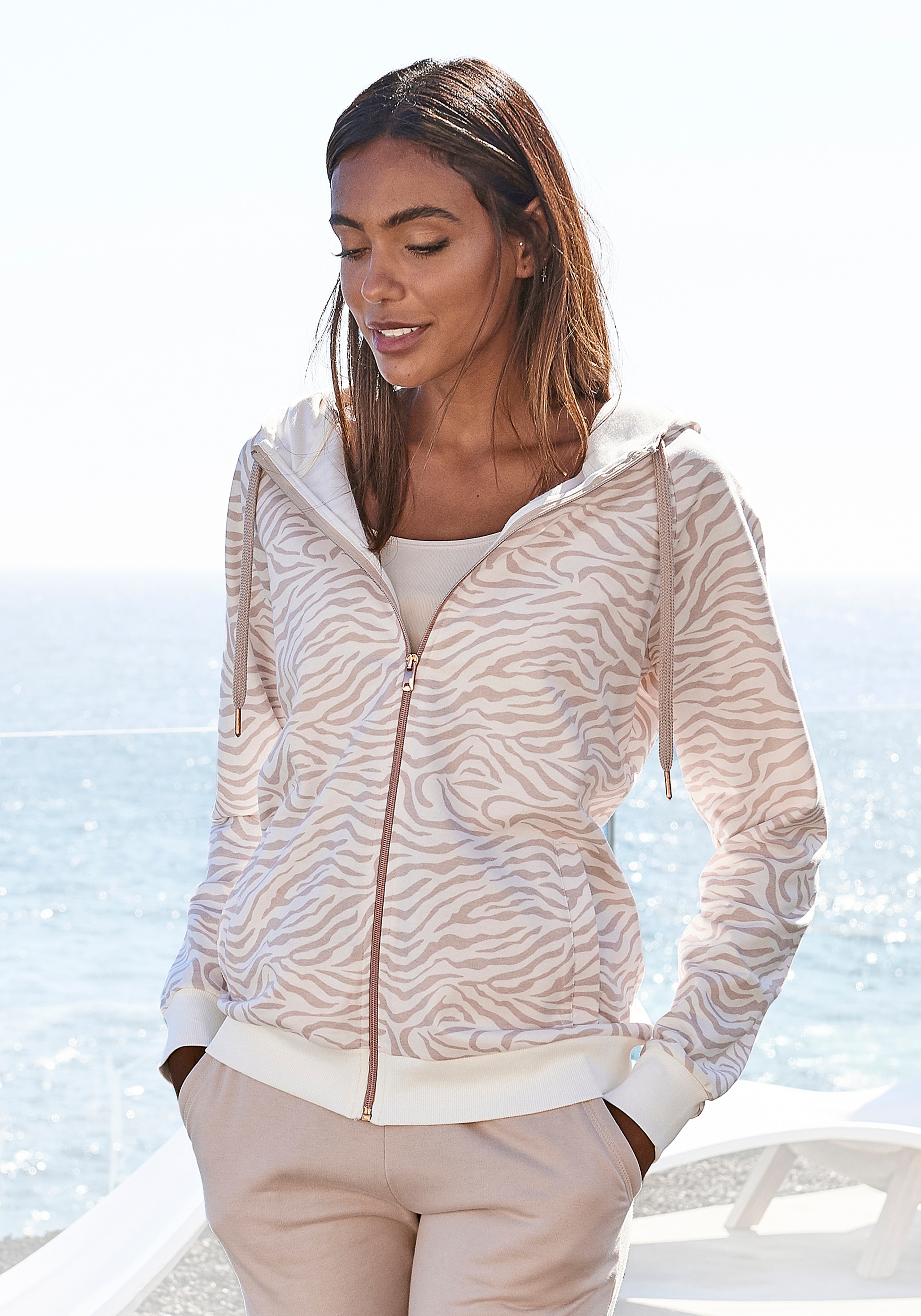 LASCANA Kapuzensweatjacke »Sweatshirtjacke mit Details in Roségold«, und seitlichen Taschen, Loungeanzug