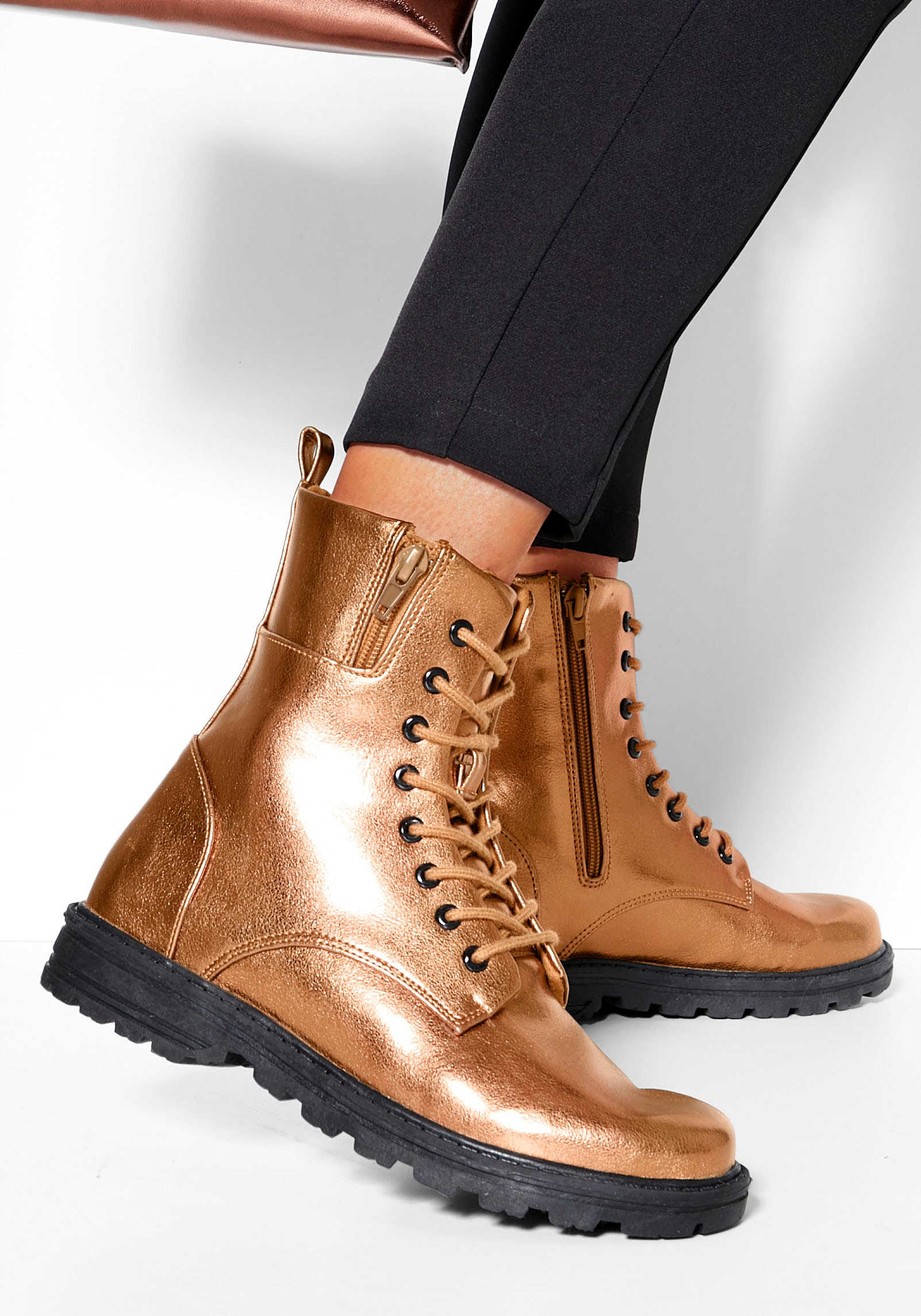 LASCANA Stiefelette, im angesagten Metallic-Look, Stiefel, Boots VEGAN