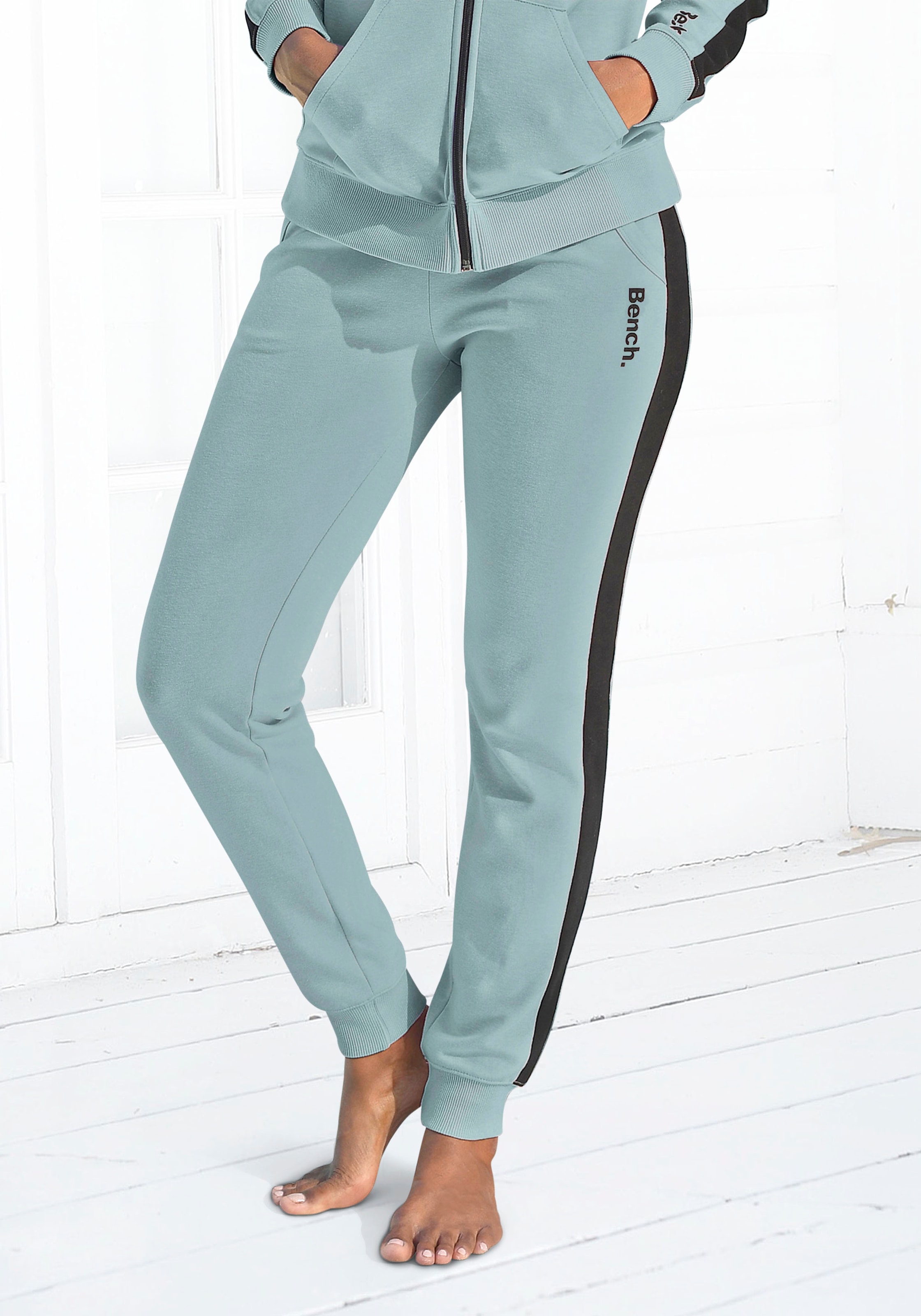 Bench. Loungewear Sweathose, mit Seitenstreifen und schmalem Bein, Loungeanzug