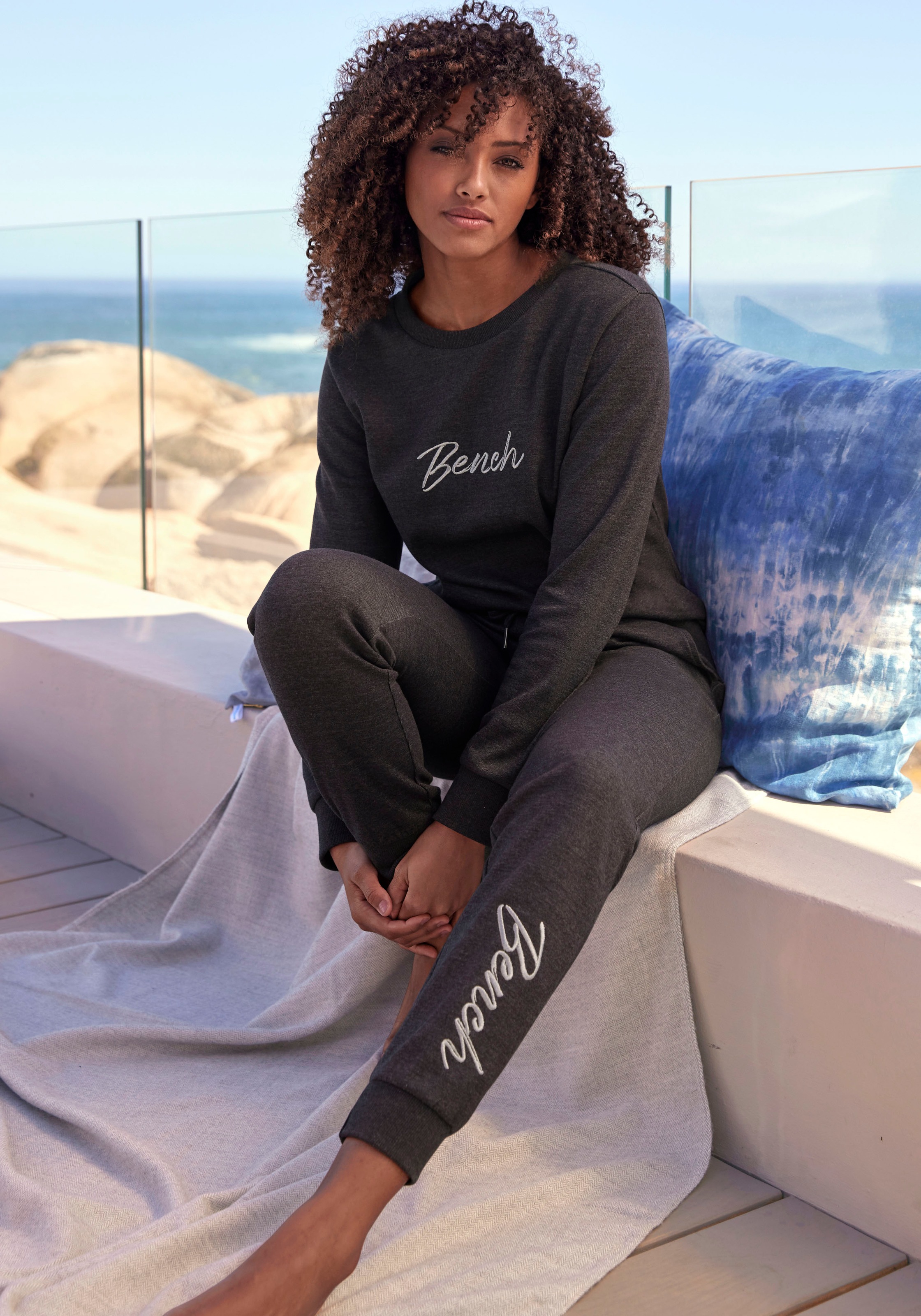 Bench. Sweatshirt »-Loungeshirt«, mit glänzender Logostickerei, Loungewear,  Loungeanzug » LASCANA | Bademode, Unterwäsche & Lingerie online kaufen