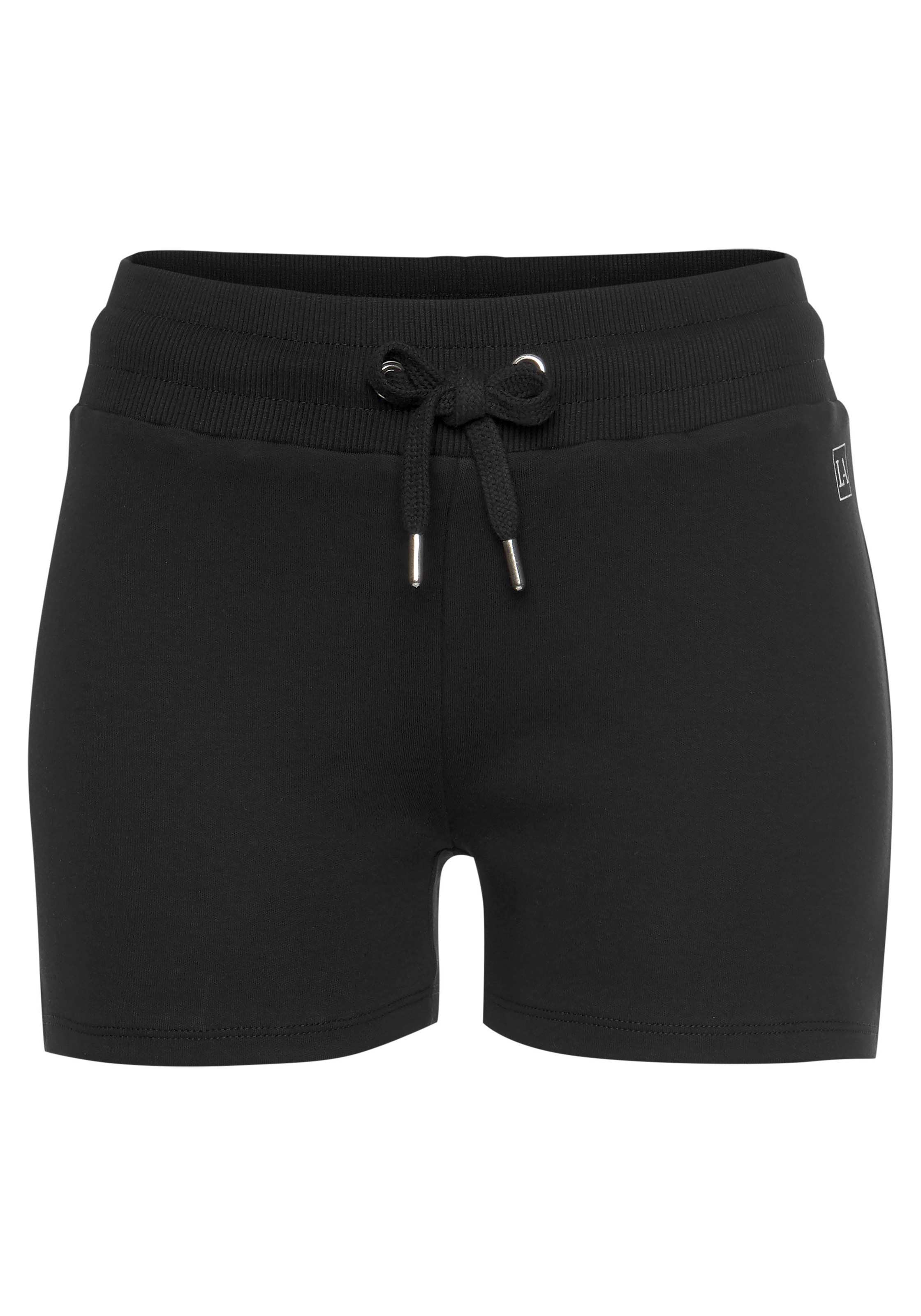 LASCANA ACTIVE Shorts, mit kleinen Seitenschlitzen