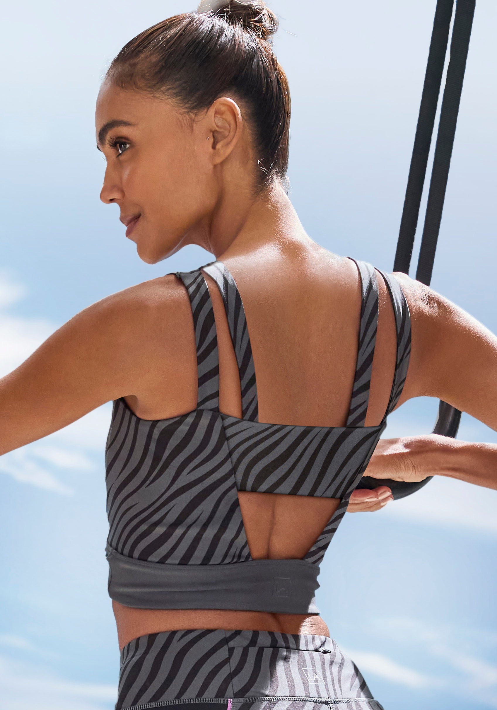 LASCANA ACTIVE Crop-Top »- Sport Top, Kurzes Top«, mit Zebra Muster und Cut-Outs Ausschnitt im Rückenbereich