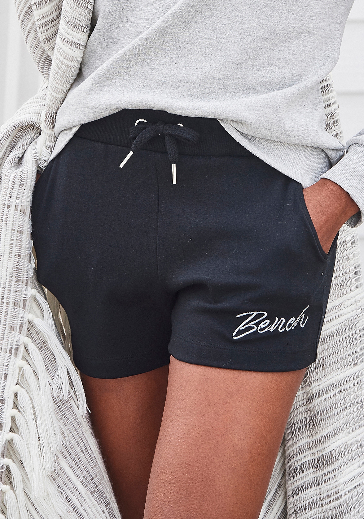 Bench. Loungewear Relaxshorts, mit kleiner glänzenden Logostickerei, Loungeanzug