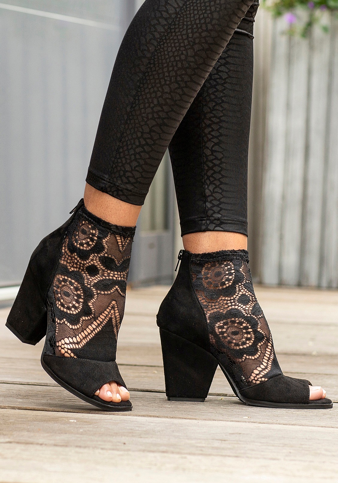 Unterwäsche mit online & LASCANA Lingerie elastischer Sandalette, Boots Blockabsatz, Spitze, | LASCANA modischer Ankle Bademode, kaufen Stiefelette, »