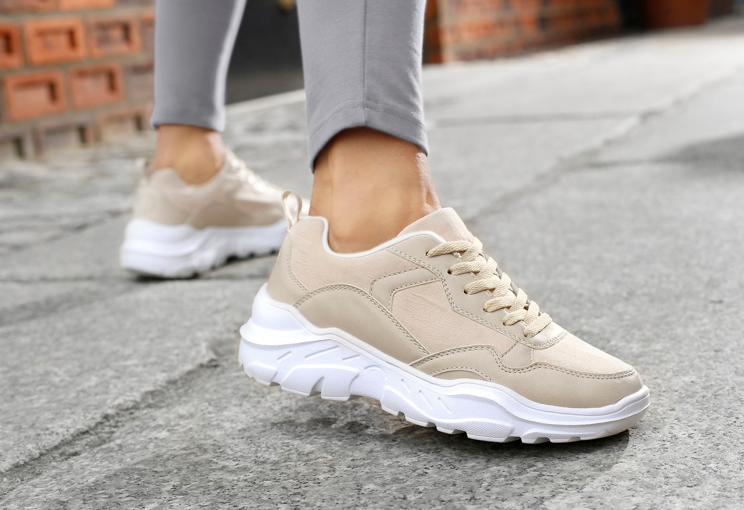 LASCANA Sneaker, mit ultraleichter Chunky Sohle und weicher Innensohle