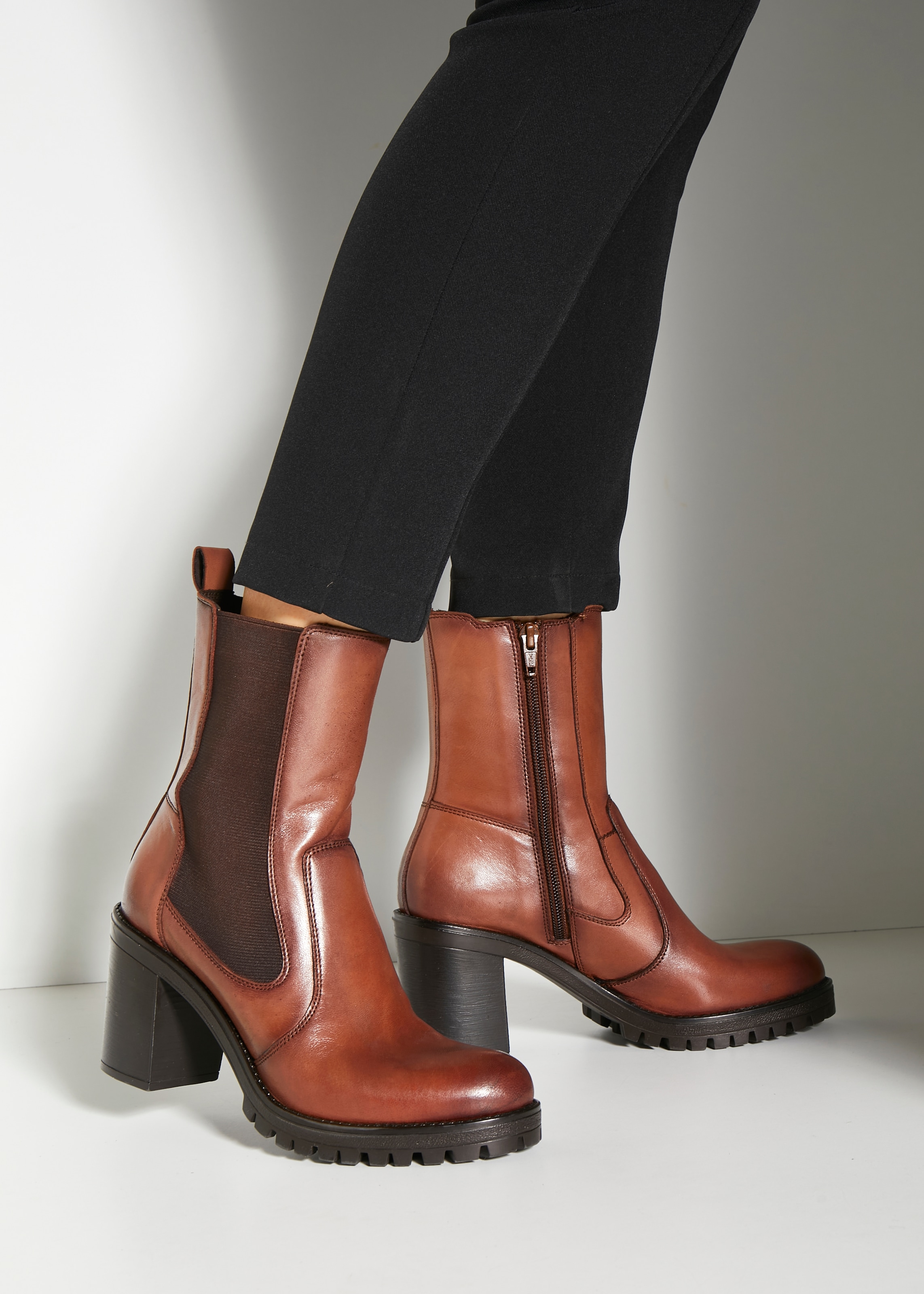 LASCANA Stiefelette, aus Leder im Chelsea-Look, Stiefel, Boots