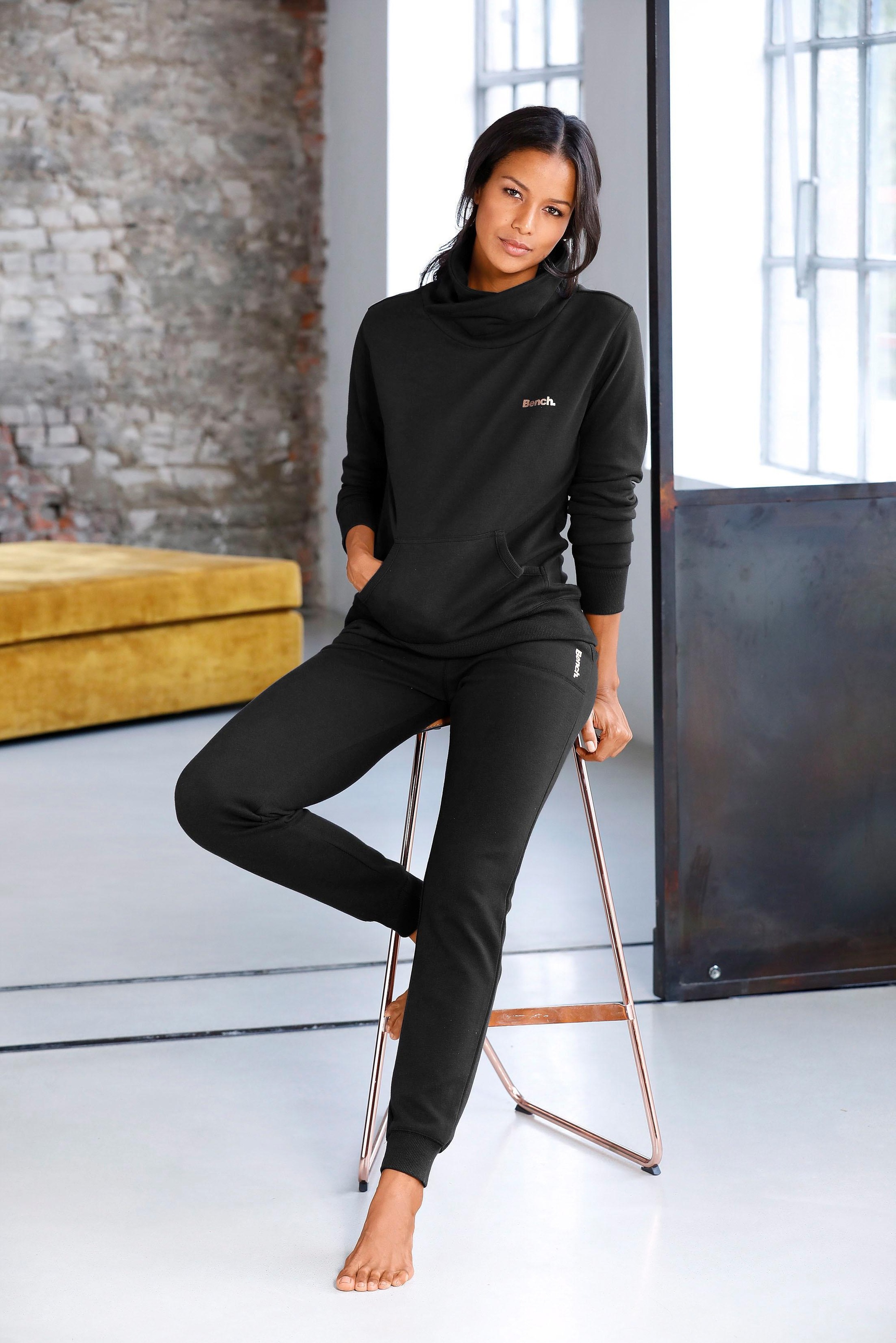 Bench. Loungewear Longsweatshirt »mit Loungewear, Kängurutasche, in Stehkragen Unterwäsche & » Layeroptik«, | LASCANA kaufen und Lingerie online Loungeanzug Bademode
