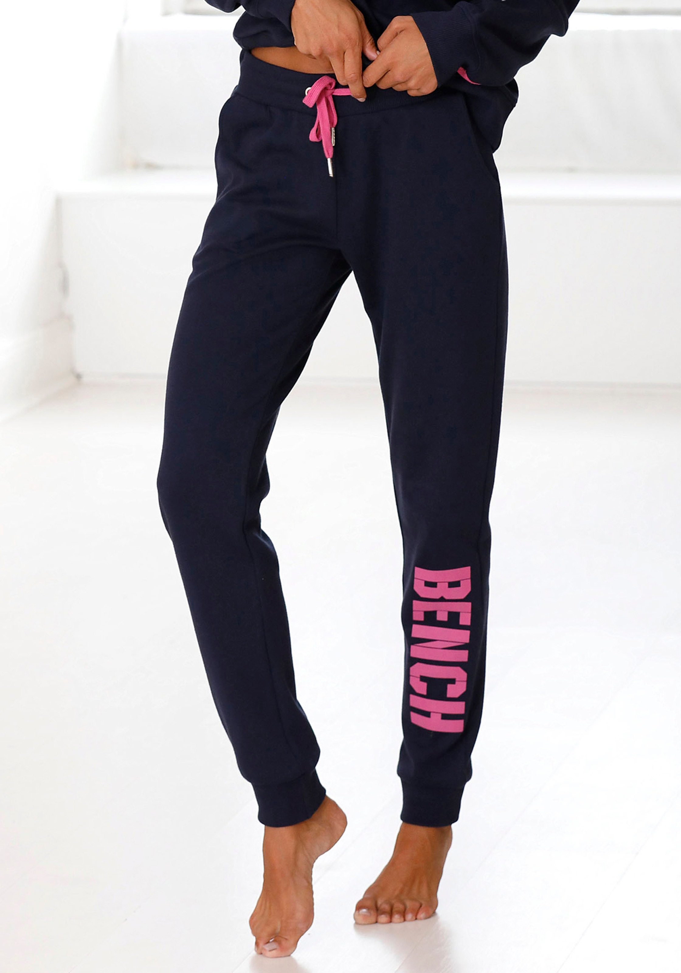 Bench. Sweathose »Contrast«, mit kontrastfarbenem Logoprint