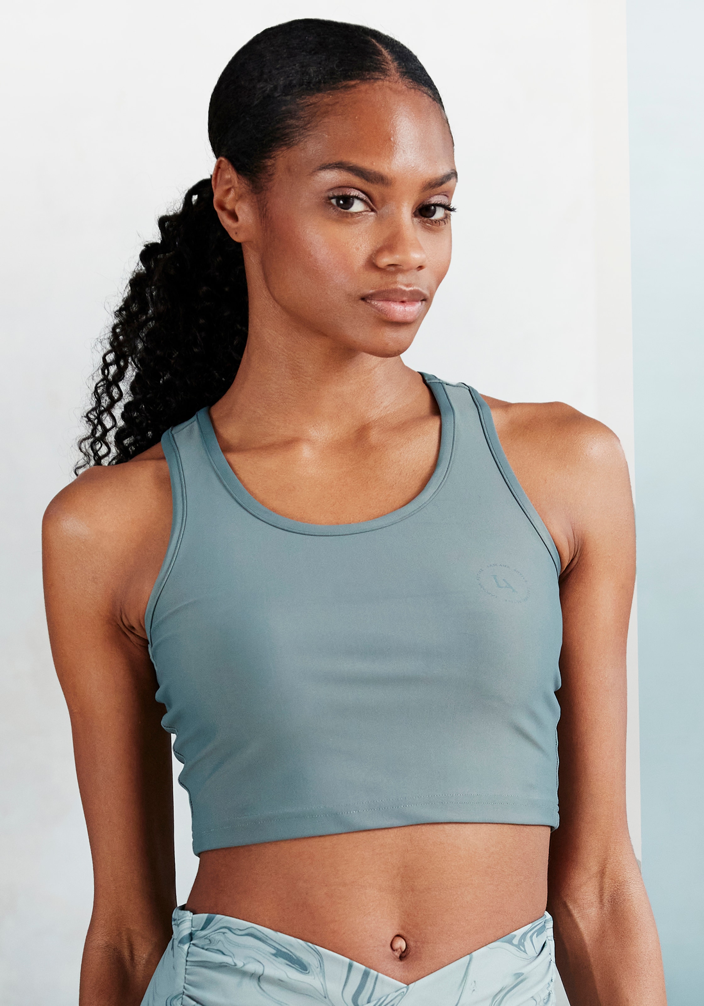 LASCANA ACTIVE Crop-Top »Sporttop«, mit Ringerrücken und Logodruck