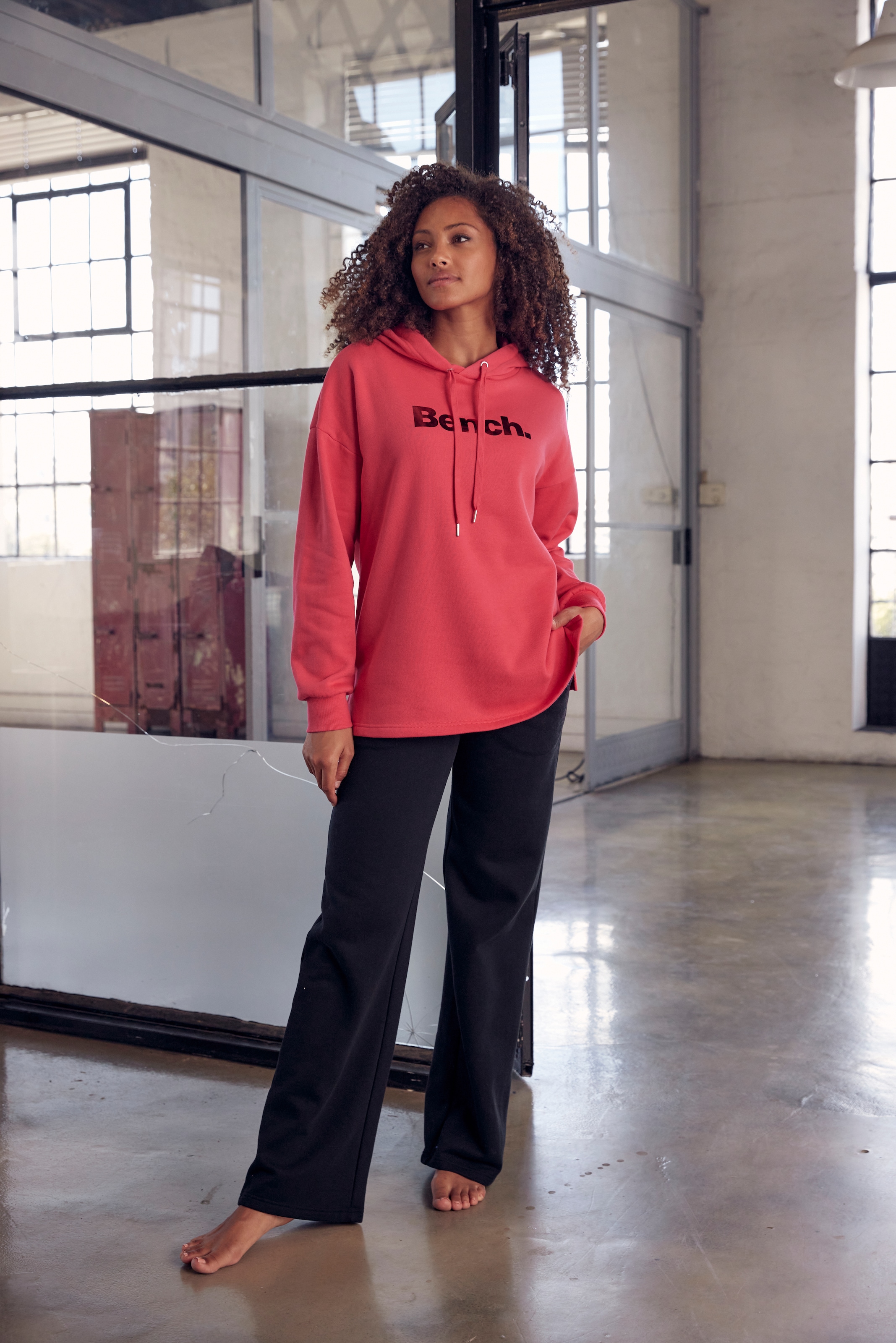 Bench. Loungewear Hoodie »-Kapuzensweatshirt«, glänzendem kaufen & | LASCANA Logodruck, Unterwäsche mit Lingerie Bademode, online » Loungewear, Loungeanzug