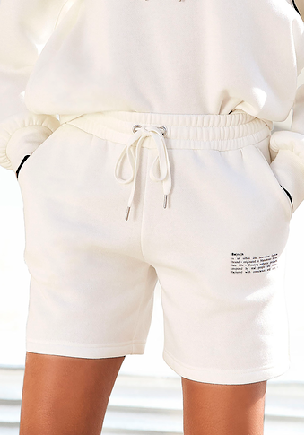 Bench. Shorts, in weiter Form mit Logodruck