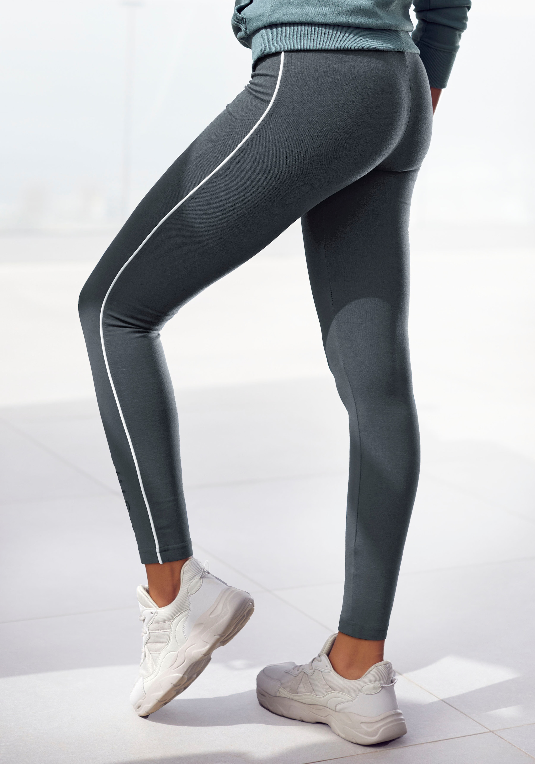 H.I.S Leggings, mit weißer Kontrastpaspel